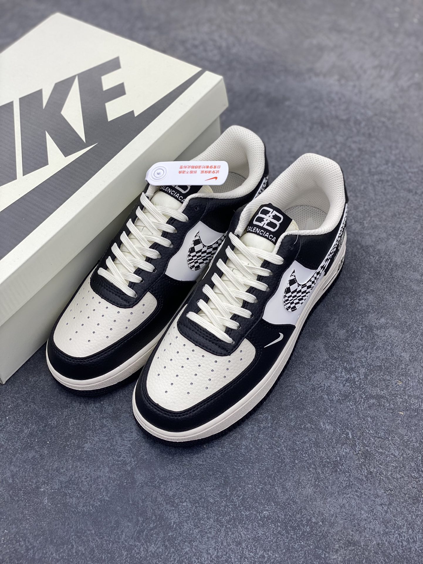 图片[8]-Nike Air Force 1 \’07 Low “巴黎世家联名——米黑创意勾”空军一号 低帮 运动鞋 休闲鞋 折边针车 工艺难度大 原楦头原纸板 原装鞋盒 定制五金配件 内置全掌气垫 原厂鞋底 货号：HJ3318-003 尺码：36 36.5 37.5 38 38.5 39 40 40.5 41 42 42.5 43 44 44.5 45-选品中心
