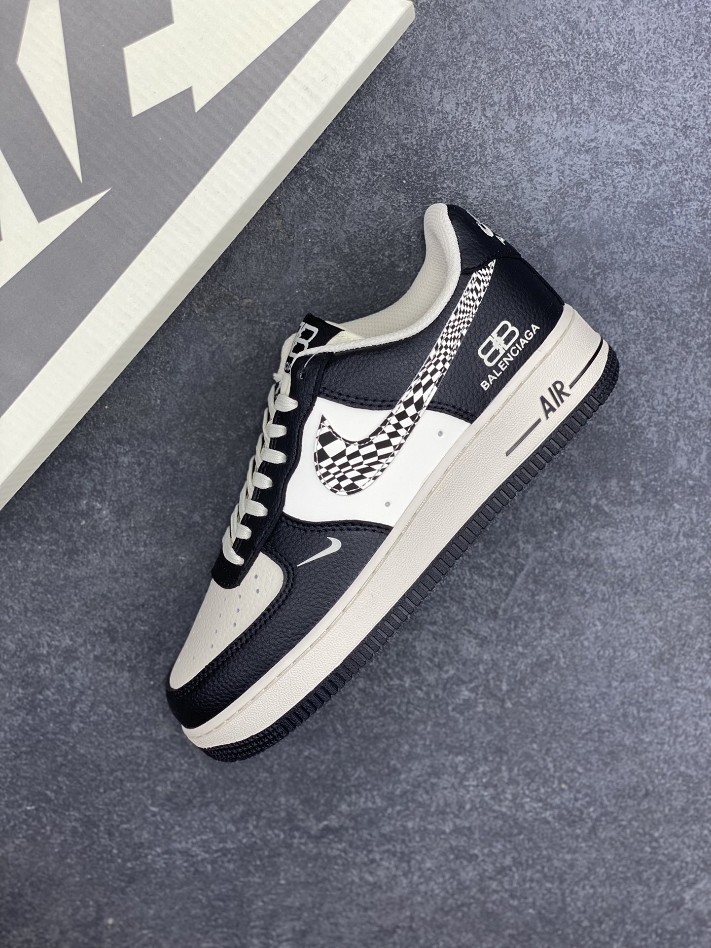 图片[7]-Nike Air Force 1 \’07 Low “巴黎世家联名——米黑创意勾”空军一号 低帮 运动鞋 休闲鞋 折边针车 工艺难度大 原楦头原纸板 原装鞋盒 定制五金配件 内置全掌气垫 原厂鞋底 货号：HJ3318-003 尺码：36 36.5 37.5 38 38.5 39 40 40.5 41 42 42.5 43 44 44.5 45-选品中心