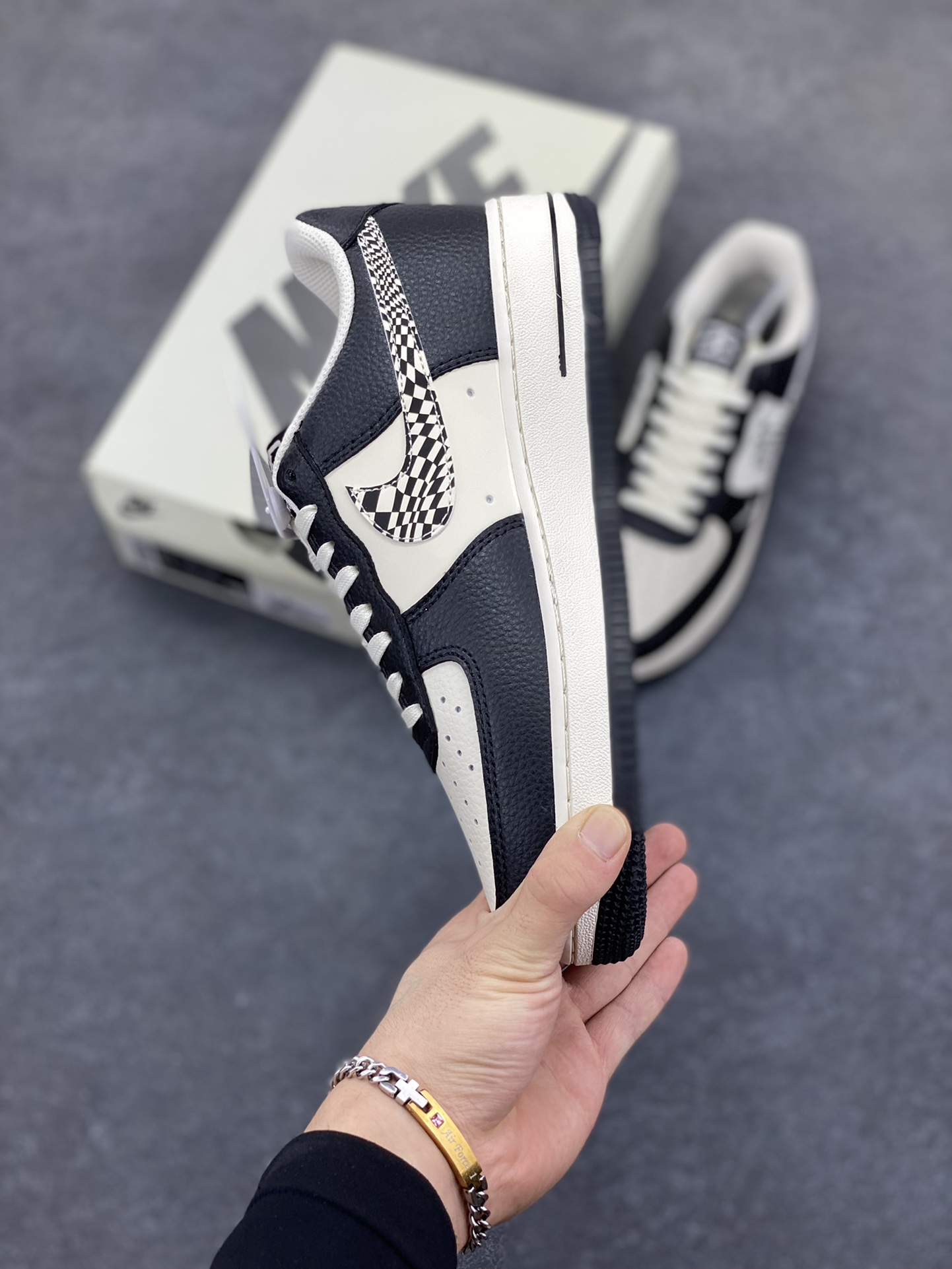 图片[3]-Nike Air Force 1 \’07 Low “巴黎世家联名——米黑创意勾”空军一号 低帮 运动鞋 休闲鞋 折边针车 工艺难度大 原楦头原纸板 原装鞋盒 定制五金配件 内置全掌气垫 原厂鞋底 货号：HJ3318-003 尺码：36 36.5 37.5 38 38.5 39 40 40.5 41 42 42.5 43 44 44.5 45-选品中心