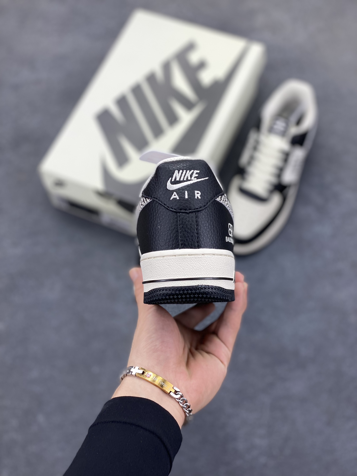 图片[4]-Nike Air Force 1 \’07 Low “巴黎世家联名——米黑创意勾”空军一号 低帮 运动鞋 休闲鞋 折边针车 工艺难度大 原楦头原纸板 原装鞋盒 定制五金配件 内置全掌气垫 原厂鞋底 货号：HJ3318-003 尺码：36 36.5 37.5 38 38.5 39 40 40.5 41 42 42.5 43 44 44.5 45-选品中心