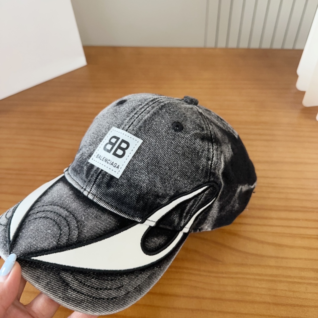 

Balencia*a 巴黎世家新款棒球帽
 🧢简约时尚超级无敌好看的帽子！