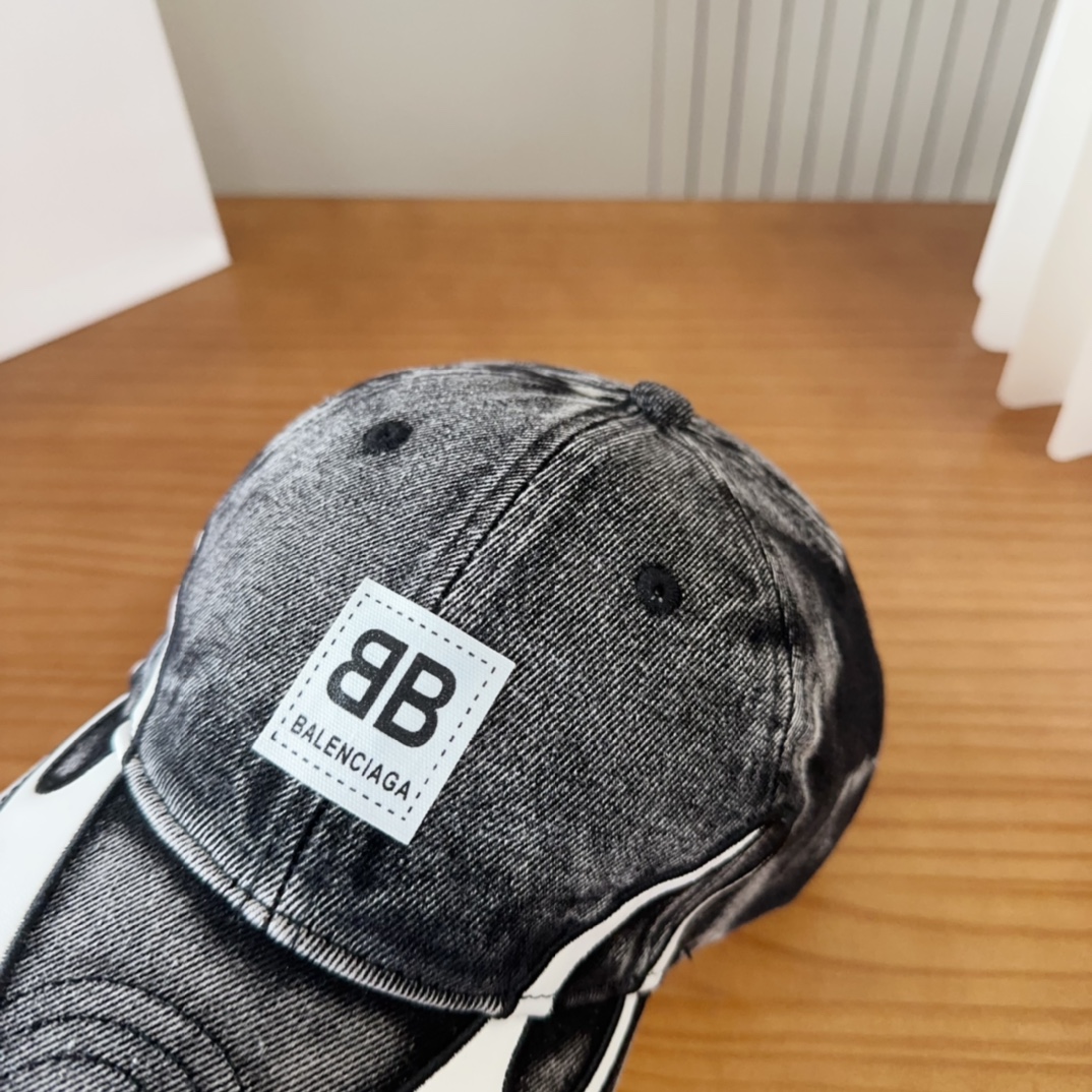 

Balencia*a 巴黎世家新款棒球帽
 🧢简约时尚超级无敌好看的帽子！