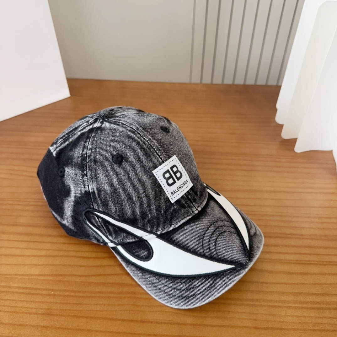 

Balencia*a 巴黎世家新款棒球帽
 🧢简约时尚超级无敌好看的帽子！