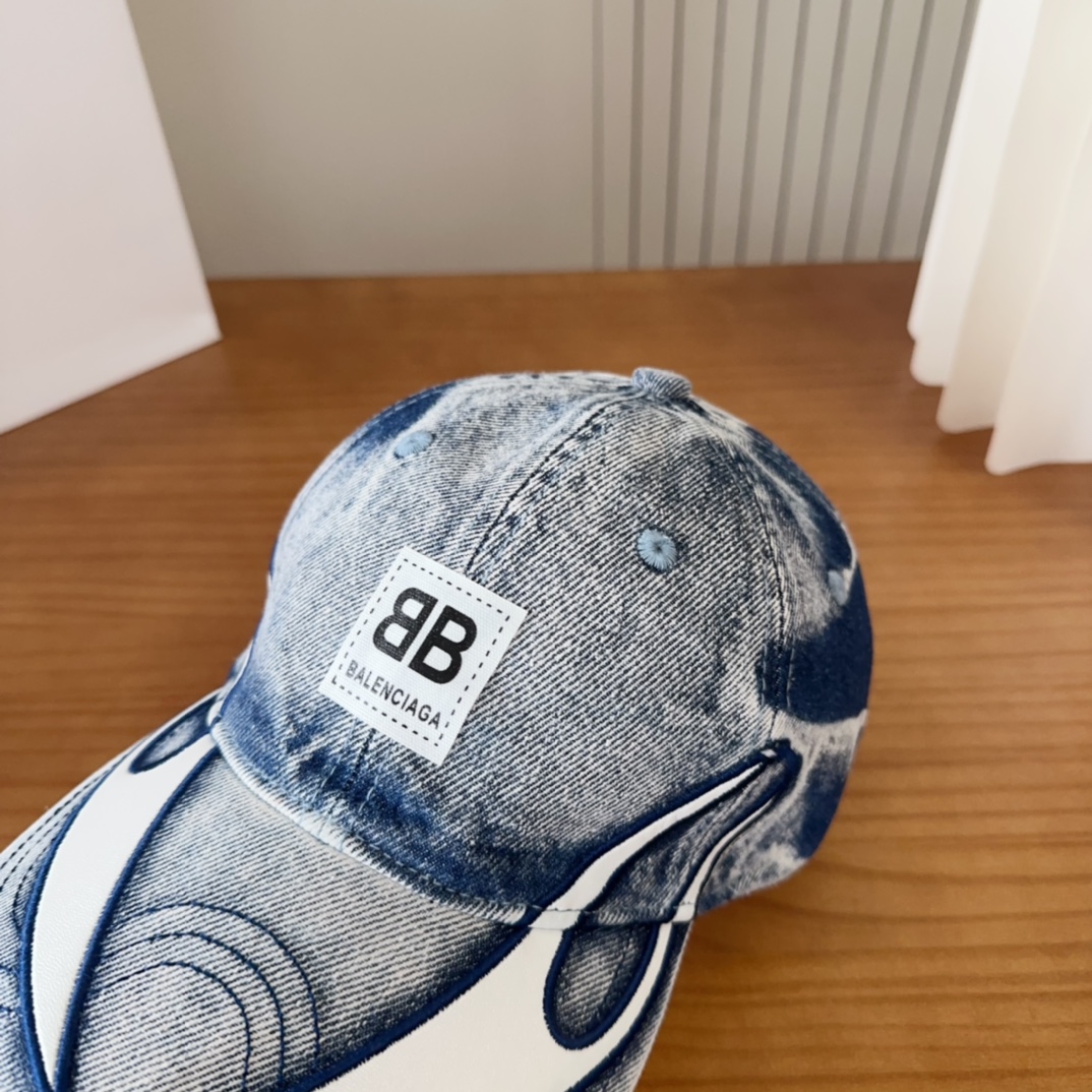 

Balencia*a 巴黎世家新款棒球帽
 🧢简约时尚超级无敌好看的帽子！