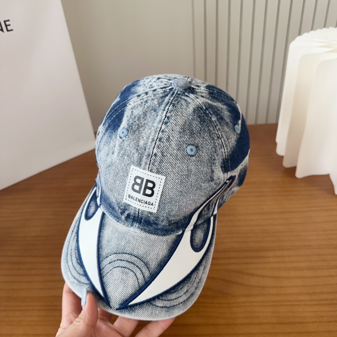 

Balencia*a 巴黎世家新款棒球帽
 🧢简约时尚超级无敌好看的帽子！