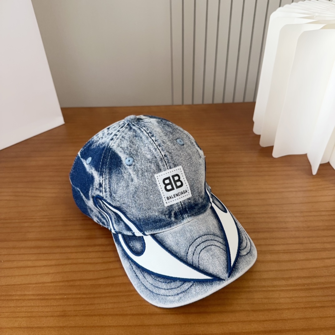 

Balencia*a 巴黎世家新款棒球帽
 🧢简约时尚超级无敌好看的帽子！