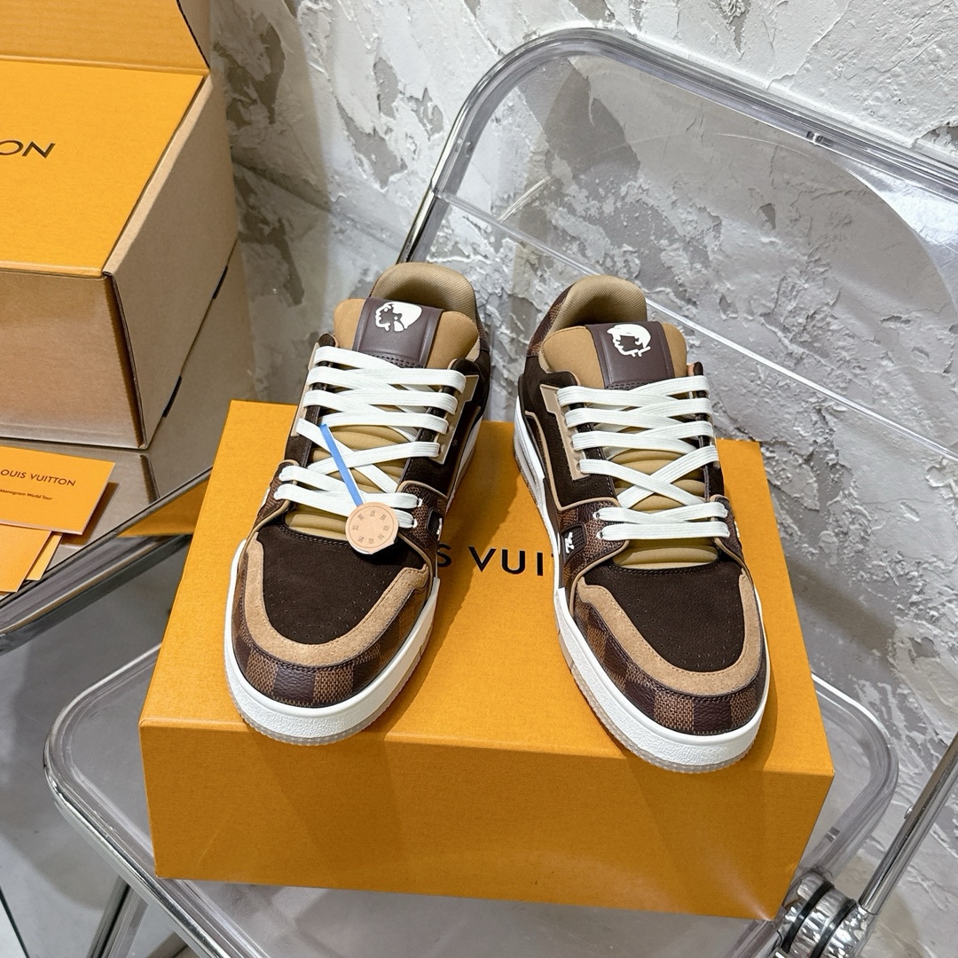 p690 2025新款新品上市🔥 🌹 LOUIS VUITTON | 🌼新款𝙇𝙤𝙪𝙞𝙨 𝙑𝙪𝙞𝙩𝙩𝙤✅𝐧𝐞𝐰💯情侣款
━━━━༺࿈ 𝑴𝑨𝑲𝑬 ࿈༻━━━━
充满未来感的运动鞋以弹力十足的拱形外底搭配醒目的大尺寸鞋舌logo与低帮构造,突显细腻的情侣风格。”所以,也是因为其形鞋底、轻盈设计而得名。
这款有着夸张外底、充满未来感的L* ARCHLIGHT运动鞋,如今算是红遍大江南北!LV鞋是公认最显腿细的美腿神器,巨百搭、轻盈舒适,经典的设计上脚立刻舒适百搭,着实圈了不少粉丝。
━━━━༺࿈ 𝑴𝑨 𝑰𝑵 ࿈༻━━━━
▪️面料:高时光磨砂牛皮多种原版混合面料
▪️内里:进口原版材料
▪️垫脚:原版材质
▪️大底:TPU 抽真空防滑底/耐黄底
▪️包装:全套专柜顶级原版包装
━━━━༺࿈ 𝑺 𝑰 𝒁 𝑬 ࿈༻━━━━
𝙎𝙞𝙯𝙚:女(35-40)男(39-45)
