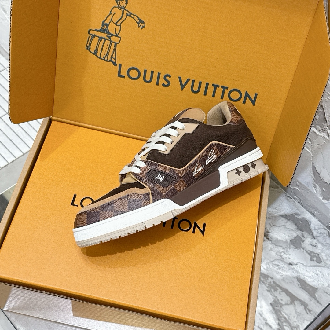 p690 2025新款新品上市🔥 🌹 LOUIS VUITTON | 🌼新款𝙇𝙤𝙪𝙞𝙨 𝙑𝙪𝙞𝙩𝙩𝙤✅𝐧𝐞𝐰💯情侣款
━━━━༺࿈ 𝑴𝑨𝑲𝑬 ࿈༻━━━━
充满未来感的运动鞋以弹力十足的拱形外底搭配醒目的大尺寸鞋舌logo与低帮构造,突显细腻的情侣风格。”所以,也是因为其形鞋底、轻盈设计而得名。
这款有着夸张外底、充满未来感的L* ARCHLIGHT运动鞋,如今算是红遍大江南北!LV鞋是公认最显腿细的美腿神器,巨百搭、轻盈舒适,经典的设计上脚立刻舒适百搭,着实圈了不少粉丝。
━━━━༺࿈ 𝑴𝑨 𝑰𝑵 ࿈༻━━━━
▪️面料:高时光磨砂牛皮多种原版混合面料
▪️内里:进口原版材料
▪️垫脚:原版材质
▪️大底:TPU 抽真空防滑底/耐黄底
▪️包装:全套专柜顶级原版包装
━━━━༺࿈ 𝑺 𝑰 𝒁 𝑬 ࿈༻━━━━
𝙎𝙞𝙯𝙚:女(35-40)男(39-45)