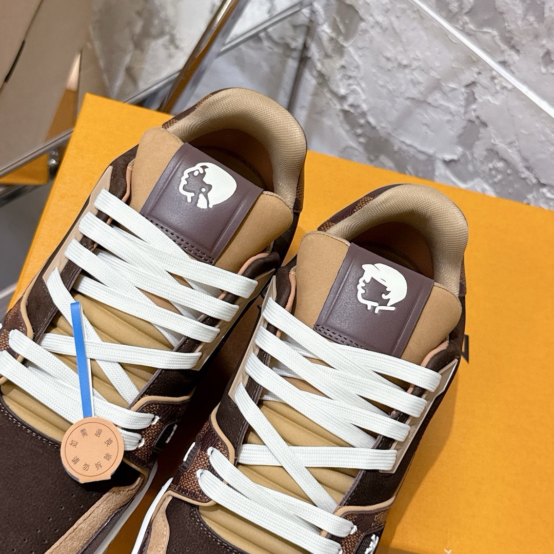 p690 2025新款新品上市🔥 🌹 LOUIS VUITTON | 🌼新款𝙇𝙤𝙪𝙞𝙨 𝙑𝙪𝙞𝙩𝙩𝙤✅𝐧𝐞𝐰💯情侣款
━━━━༺࿈ 𝑴𝑨𝑲𝑬 ࿈༻━━━━
充满未来感的运动鞋以弹力十足的拱形外底搭配醒目的大尺寸鞋舌logo与低帮构造,突显细腻的情侣风格。”所以,也是因为其形鞋底、轻盈设计而得名。
这款有着夸张外底、充满未来感的L* ARCHLIGHT运动鞋,如今算是红遍大江南北!LV鞋是公认最显腿细的美腿神器,巨百搭、轻盈舒适,经典的设计上脚立刻舒适百搭,着实圈了不少粉丝。
━━━━༺࿈ 𝑴𝑨 𝑰𝑵 ࿈༻━━━━
▪️面料:高时光磨砂牛皮多种原版混合面料
▪️内里:进口原版材料
▪️垫脚:原版材质
▪️大底:TPU 抽真空防滑底/耐黄底
▪️包装:全套专柜顶级原版包装
━━━━༺࿈ 𝑺 𝑰 𝒁 𝑬 ࿈༻━━━━
𝙎𝙞𝙯𝙚:女(35-40)男(39-45)