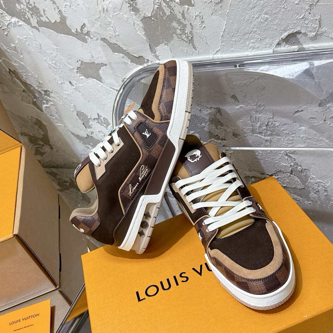 p690 2025新款新品上市🔥 🌹 LOUIS VUITTON | 🌼新款𝙇𝙤𝙪𝙞𝙨 𝙑𝙪𝙞𝙩𝙩𝙤✅𝐧𝐞𝐰💯情侣款
━━━━༺࿈ 𝑴𝑨𝑲𝑬 ࿈༻━━━━
充满未来感的运动鞋以弹力十足的拱形外底搭配醒目的大尺寸鞋舌logo与低帮构造,突显细腻的情侣风格。”所以,也是因为其形鞋底、轻盈设计而得名。
这款有着夸张外底、充满未来感的L* ARCHLIGHT运动鞋,如今算是红遍大江南北!LV鞋是公认最显腿细的美腿神器,巨百搭、轻盈舒适,经典的设计上脚立刻舒适百搭,着实圈了不少粉丝。
━━━━༺࿈ 𝑴𝑨 𝑰𝑵 ࿈༻━━━━
▪️面料:高时光磨砂牛皮多种原版混合面料
▪️内里:进口原版材料
▪️垫脚:原版材质
▪️大底:TPU 抽真空防滑底/耐黄底
▪️包装:全套专柜顶级原版包装
━━━━༺࿈ 𝑺 𝑰 𝒁 𝑬 ࿈༻━━━━
𝙎𝙞𝙯𝙚:女(35-40)男(39-45)