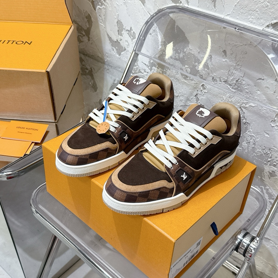 p690 2025新款新品上市🔥 🌹 LOUIS VUITTON | 🌼新款𝙇𝙤𝙪𝙞𝙨 𝙑𝙪𝙞𝙩𝙩𝙤✅𝐧𝐞𝐰💯情侣款
━━━━༺࿈ 𝑴𝑨𝑲𝑬 ࿈༻━━━━
充满未来感的运动鞋以弹力十足的拱形外底搭配醒目的大尺寸鞋舌logo与低帮构造,突显细腻的情侣风格。”所以,也是因为其形鞋底、轻盈设计而得名。
这款有着夸张外底、充满未来感的L* ARCHLIGHT运动鞋,如今算是红遍大江南北!LV鞋是公认最显腿细的美腿神器,巨百搭、轻盈舒适,经典的设计上脚立刻舒适百搭,着实圈了不少粉丝。
━━━━༺࿈ 𝑴𝑨 𝑰𝑵 ࿈༻━━━━
▪️面料:高时光磨砂牛皮多种原版混合面料
▪️内里:进口原版材料
▪️垫脚:原版材质
▪️大底:TPU 抽真空防滑底/耐黄底
▪️包装:全套专柜顶级原版包装
━━━━༺࿈ 𝑺 𝑰 𝒁 𝑬 ࿈༻━━━━
𝙎𝙞𝙯𝙚:女(35-40)男(39-45)