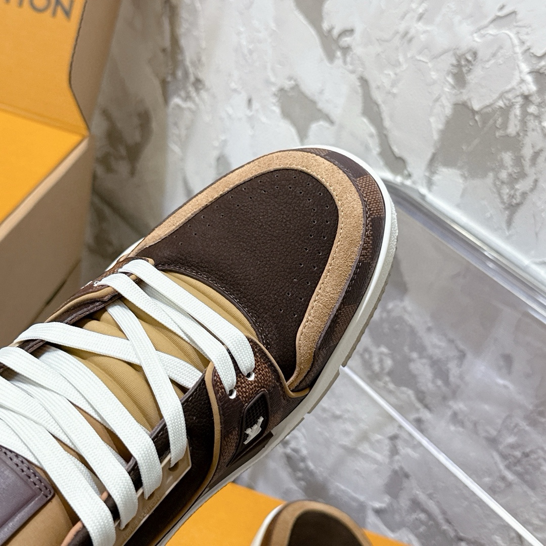 p690 2025新款新品上市🔥 🌹 LOUIS VUITTON | 🌼新款𝙇𝙤𝙪𝙞𝙨 𝙑𝙪𝙞𝙩𝙩𝙤✅𝐧𝐞𝐰💯情侣款
━━━━༺࿈ 𝑴𝑨𝑲𝑬 ࿈༻━━━━
充满未来感的运动鞋以弹力十足的拱形外底搭配醒目的大尺寸鞋舌logo与低帮构造,突显细腻的情侣风格。”所以,也是因为其形鞋底、轻盈设计而得名。
这款有着夸张外底、充满未来感的L* ARCHLIGHT运动鞋,如今算是红遍大江南北!LV鞋是公认最显腿细的美腿神器,巨百搭、轻盈舒适,经典的设计上脚立刻舒适百搭,着实圈了不少粉丝。
━━━━༺࿈ 𝑴𝑨 𝑰𝑵 ࿈༻━━━━
▪️面料:高时光磨砂牛皮多种原版混合面料
▪️内里:进口原版材料
▪️垫脚:原版材质
▪️大底:TPU 抽真空防滑底/耐黄底
▪️包装:全套专柜顶级原版包装
━━━━༺࿈ 𝑺 𝑰 𝒁 𝑬 ࿈༻━━━━
𝙎𝙞𝙯𝙚:女(35-40)男(39-45)
