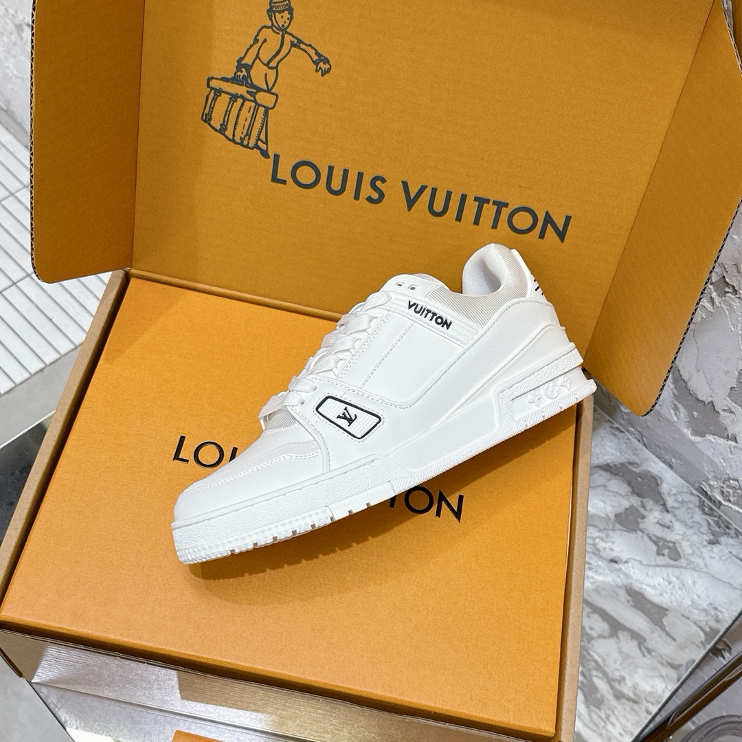 p690 2025新款新品上市🔥 🌹 LOUIS VUITTON | 🌼新款𝙇𝙤𝙪𝙞𝙨 𝙑𝙪𝙞𝙩𝙩𝙤✅𝐧𝐞𝐰💯情侣款
━━━━༺࿈ 𝑴𝑨𝑲𝑬 ࿈༻━━━━
充满未来感的运动鞋以弹力十足的拱形外底搭配醒目的大尺寸鞋舌logo与低帮构造,突显细腻的情侣风格。”所以,也是因为其形鞋底、轻盈设计而得名。
这款有着夸张外底、充满未来感的L* ARCHLIGHT运动鞋,如今算是红遍大江南北!LV鞋是公认最显腿细的美腿神器,巨百搭、轻盈舒适,经典的设计上脚立刻舒适百搭,着实圈了不少粉丝。
━━━━༺࿈ 𝑴𝑨 𝑰𝑵 ࿈༻━━━━
▪️面料:高时光磨砂牛皮多种原版混合面料
▪️内里:进口原版材料
▪️垫脚:原版材质
▪️大底:TPU 抽真空防滑底/耐黄底
▪️包装:全套专柜顶级原版包装
━━━━༺࿈ 𝑺 𝑰 𝒁 𝑬 ࿈༻━━━━
𝙎𝙞𝙯𝙚:女(35-40)男(39-45)
