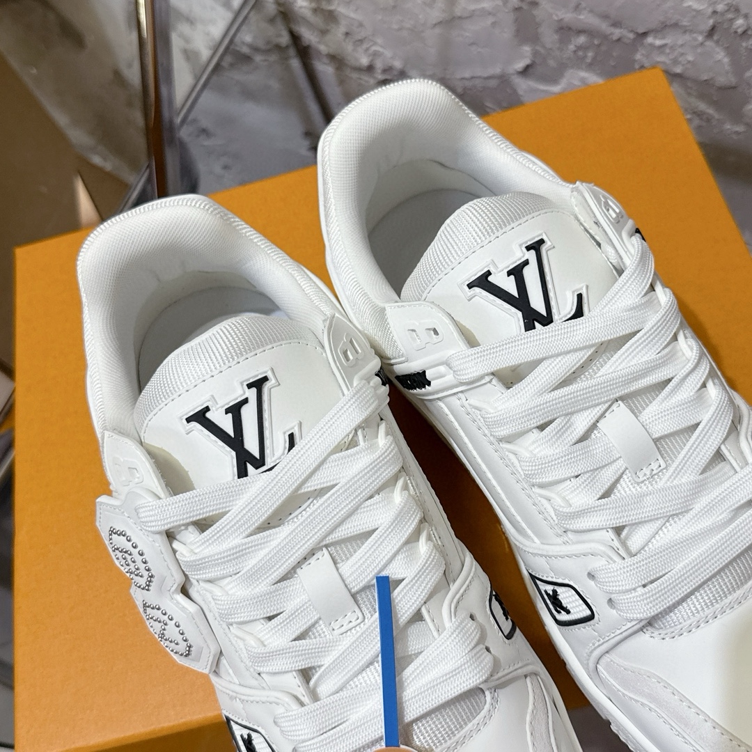 p690 2025新款新品上市🔥 🌹 LOUIS VUITTON | 🌼新款𝙇𝙤𝙪𝙞𝙨 𝙑𝙪𝙞𝙩𝙩𝙤✅𝐧𝐞𝐰💯情侣款
━━━━༺࿈ 𝑴𝑨𝑲𝑬 ࿈༻━━━━
充满未来感的运动鞋以弹力十足的拱形外底搭配醒目的大尺寸鞋舌logo与低帮构造,突显细腻的情侣风格。”所以,也是因为其形鞋底、轻盈设计而得名。
这款有着夸张外底、充满未来感的L* ARCHLIGHT运动鞋,如今算是红遍大江南北!LV鞋是公认最显腿细的美腿神器,巨百搭、轻盈舒适,经典的设计上脚立刻舒适百搭,着实圈了不少粉丝。
━━━━༺࿈ 𝑴𝑨 𝑰𝑵 ࿈༻━━━━
▪️面料:高时光磨砂牛皮多种原版混合面料
▪️内里:进口原版材料
▪️垫脚:原版材质
▪️大底:TPU 抽真空防滑底/耐黄底
▪️包装:全套专柜顶级原版包装
━━━━༺࿈ 𝑺 𝑰 𝒁 𝑬 ࿈༻━━━━
𝙎𝙞𝙯𝙚:女(35-40)男(39-45)