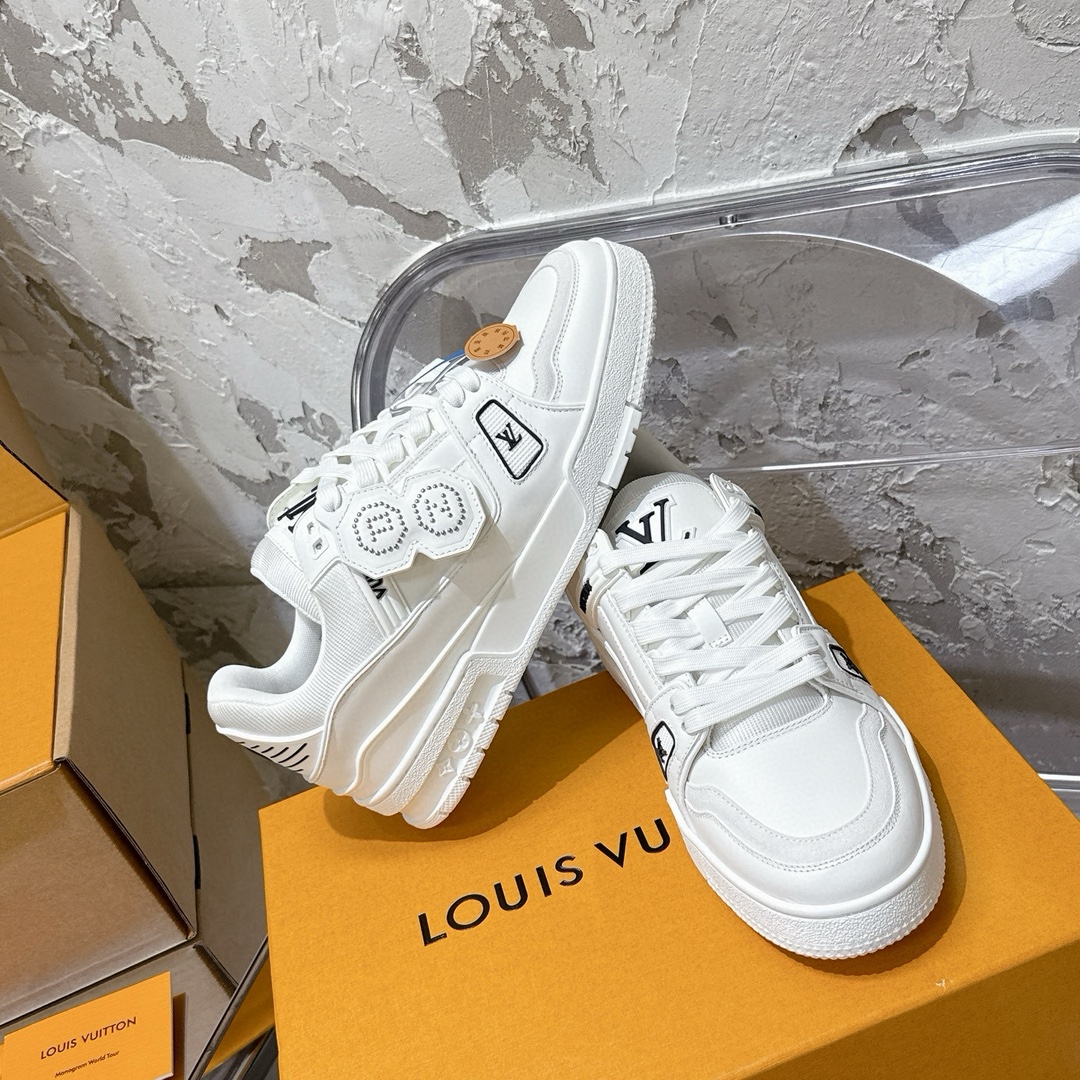p690 2025新款新品上市🔥 🌹 LOUIS VUITTON | 🌼新款𝙇𝙤𝙪𝙞𝙨 𝙑𝙪𝙞𝙩𝙩𝙤✅𝐧𝐞𝐰💯情侣款
━━━━༺࿈ 𝑴𝑨𝑲𝑬 ࿈༻━━━━
充满未来感的运动鞋以弹力十足的拱形外底搭配醒目的大尺寸鞋舌logo与低帮构造,突显细腻的情侣风格。”所以,也是因为其形鞋底、轻盈设计而得名。
这款有着夸张外底、充满未来感的L* ARCHLIGHT运动鞋,如今算是红遍大江南北!LV鞋是公认最显腿细的美腿神器,巨百搭、轻盈舒适,经典的设计上脚立刻舒适百搭,着实圈了不少粉丝。
━━━━༺࿈ 𝑴𝑨 𝑰𝑵 ࿈༻━━━━
▪️面料:高时光磨砂牛皮多种原版混合面料
▪️内里:进口原版材料
▪️垫脚:原版材质
▪️大底:TPU 抽真空防滑底/耐黄底
▪️包装:全套专柜顶级原版包装
━━━━༺࿈ 𝑺 𝑰 𝒁 𝑬 ࿈༻━━━━
𝙎𝙞𝙯𝙚:女(35-40)男(39-45)