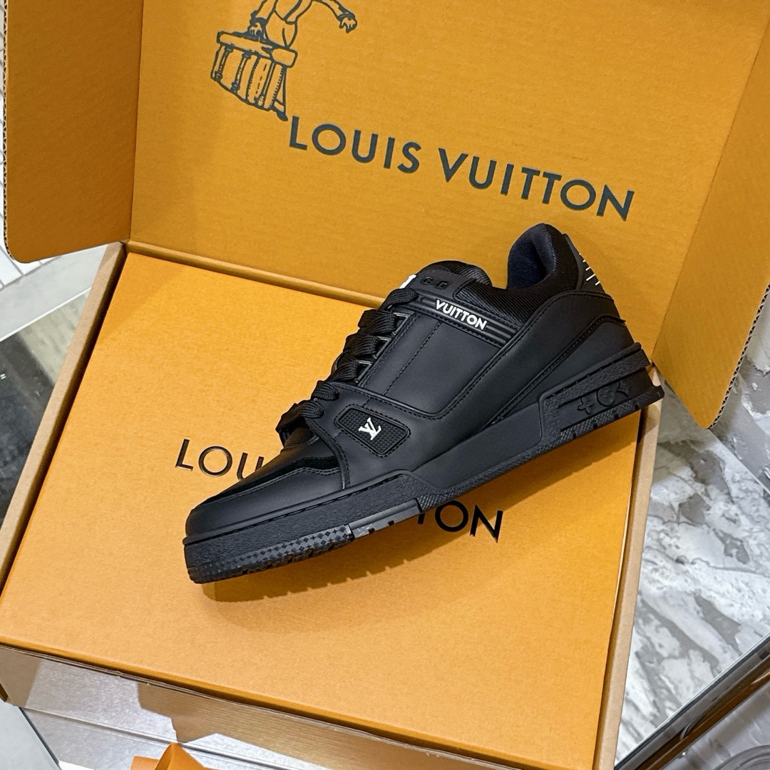 p690 2025新款新品上市🔥 🌹 LOUIS VUITTON | 🌼新款𝙇𝙤𝙪𝙞𝙨 𝙑𝙪𝙞𝙩𝙩𝙤✅𝐧𝐞𝐰💯情侣款
━━━━༺࿈ 𝑴𝑨𝑲𝑬 ࿈༻━━━━
充满未来感的运动鞋以弹力十足的拱形外底搭配醒目的大尺寸鞋舌logo与低帮构造,突显细腻的情侣风格。”所以,也是因为其形鞋底、轻盈设计而得名。
这款有着夸张外底、充满未来感的L* ARCHLIGHT运动鞋,如今算是红遍大江南北!LV鞋是公认最显腿细的美腿神器,巨百搭、轻盈舒适,经典的设计上脚立刻舒适百搭,着实圈了不少粉丝。
━━━━༺࿈ 𝑴𝑨 𝑰𝑵 ࿈༻━━━━
▪️面料:高时光磨砂牛皮多种原版混合面料
▪️内里:进口原版材料
▪️垫脚:原版材质
▪️大底:TPU 抽真空防滑底/耐黄底
▪️包装:全套专柜顶级原版包装
━━━━༺࿈ 𝑺 𝑰 𝒁 𝑬 ࿈༻━━━━
𝙎𝙞𝙯𝙚:女(35-40)男(39-45)