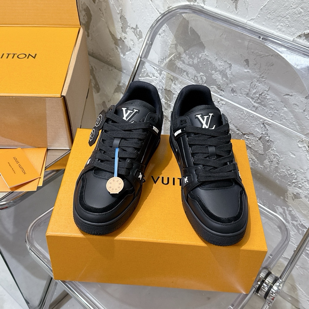p690 2025新款新品上市🔥 🌹 LOUIS VUITTON | 🌼新款𝙇𝙤𝙪𝙞𝙨 𝙑𝙪𝙞𝙩𝙩𝙤✅𝐧𝐞𝐰💯情侣款
━━━━༺࿈ 𝑴𝑨𝑲𝑬 ࿈༻━━━━
充满未来感的运动鞋以弹力十足的拱形外底搭配醒目的大尺寸鞋舌logo与低帮构造,突显细腻的情侣风格。”所以,也是因为其形鞋底、轻盈设计而得名。
这款有着夸张外底、充满未来感的L* ARCHLIGHT运动鞋,如今算是红遍大江南北!LV鞋是公认最显腿细的美腿神器,巨百搭、轻盈舒适,经典的设计上脚立刻舒适百搭,着实圈了不少粉丝。
━━━━༺࿈ 𝑴𝑨 𝑰𝑵 ࿈༻━━━━
▪️面料:高时光磨砂牛皮多种原版混合面料
▪️内里:进口原版材料
▪️垫脚:原版材质
▪️大底:TPU 抽真空防滑底/耐黄底
▪️包装:全套专柜顶级原版包装
━━━━༺࿈ 𝑺 𝑰 𝒁 𝑬 ࿈༻━━━━
𝙎𝙞𝙯𝙚:女(35-40)男(39-45)