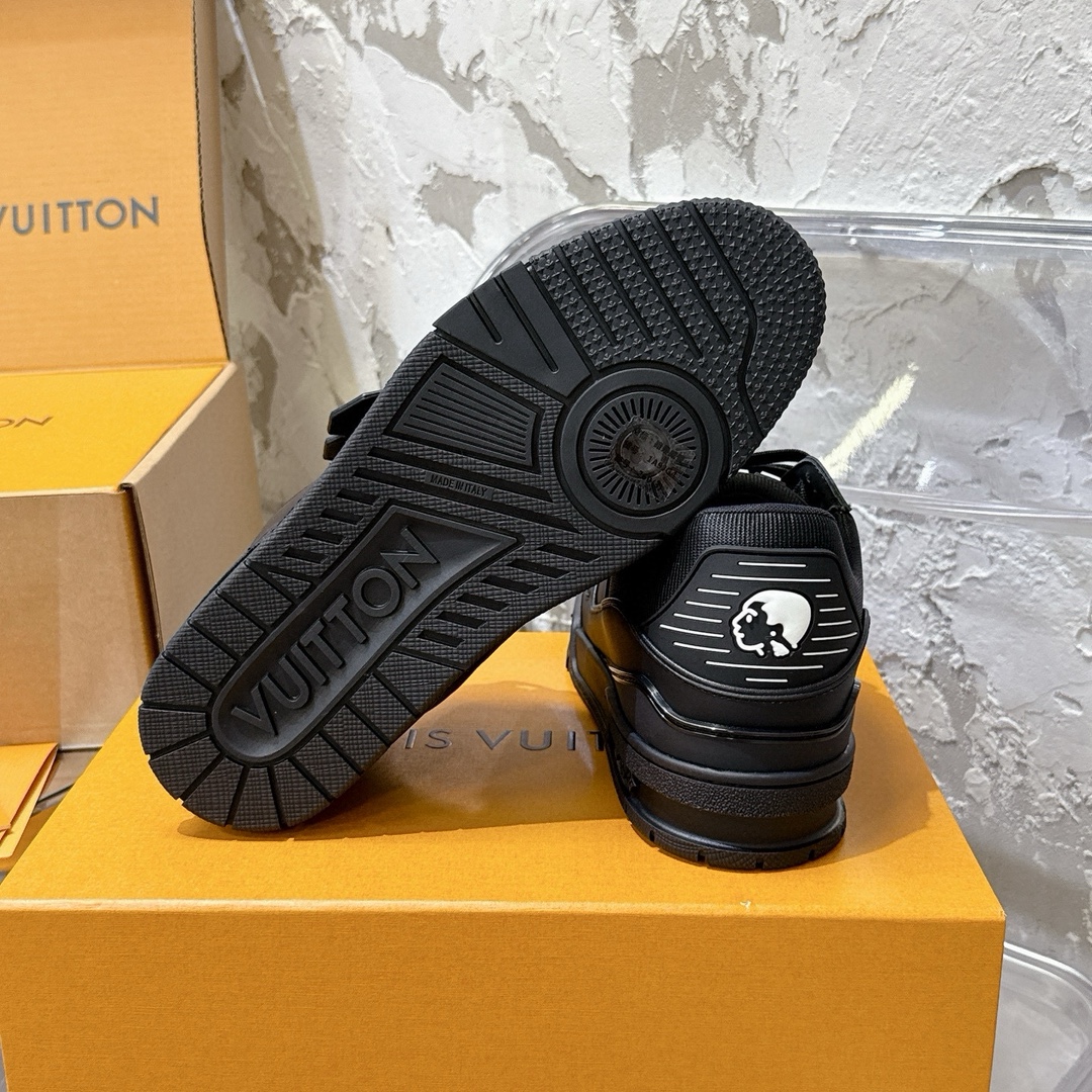 p690 2025新款新品上市🔥 🌹 LOUIS VUITTON | 🌼新款𝙇𝙤𝙪𝙞𝙨 𝙑𝙪𝙞𝙩𝙩𝙤✅𝐧𝐞𝐰💯情侣款
━━━━༺࿈ 𝑴𝑨𝑲𝑬 ࿈༻━━━━
充满未来感的运动鞋以弹力十足的拱形外底搭配醒目的大尺寸鞋舌logo与低帮构造,突显细腻的情侣风格。”所以,也是因为其形鞋底、轻盈设计而得名。
这款有着夸张外底、充满未来感的L* ARCHLIGHT运动鞋,如今算是红遍大江南北!LV鞋是公认最显腿细的美腿神器,巨百搭、轻盈舒适,经典的设计上脚立刻舒适百搭,着实圈了不少粉丝。
━━━━༺࿈ 𝑴𝑨 𝑰𝑵 ࿈༻━━━━
▪️面料:高时光磨砂牛皮多种原版混合面料
▪️内里:进口原版材料
▪️垫脚:原版材质
▪️大底:TPU 抽真空防滑底/耐黄底
▪️包装:全套专柜顶级原版包装
━━━━༺࿈ 𝑺 𝑰 𝒁 𝑬 ࿈༻━━━━
𝙎𝙞𝙯𝙚:女(35-40)男(39-45)