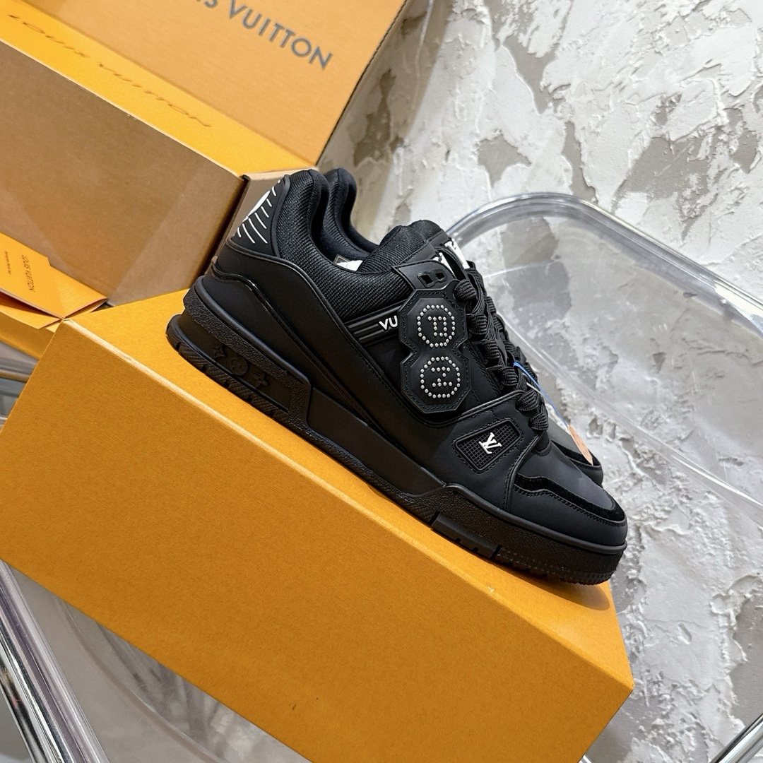 p690 2025新款新品上市🔥 🌹 LOUIS VUITTON | 🌼新款𝙇𝙤𝙪𝙞𝙨 𝙑𝙪𝙞𝙩𝙩𝙤✅𝐧𝐞𝐰💯情侣款
━━━━༺࿈ 𝑴𝑨𝑲𝑬 ࿈༻━━━━
充满未来感的运动鞋以弹力十足的拱形外底搭配醒目的大尺寸鞋舌logo与低帮构造,突显细腻的情侣风格。”所以,也是因为其形鞋底、轻盈设计而得名。
这款有着夸张外底、充满未来感的L* ARCHLIGHT运动鞋,如今算是红遍大江南北!LV鞋是公认最显腿细的美腿神器,巨百搭、轻盈舒适,经典的设计上脚立刻舒适百搭,着实圈了不少粉丝。
━━━━༺࿈ 𝑴𝑨 𝑰𝑵 ࿈༻━━━━
▪️面料:高时光磨砂牛皮多种原版混合面料
▪️内里:进口原版材料
▪️垫脚:原版材质
▪️大底:TPU 抽真空防滑底/耐黄底
▪️包装:全套专柜顶级原版包装
━━━━༺࿈ 𝑺 𝑰 𝒁 𝑬 ࿈༻━━━━
𝙎𝙞𝙯𝙚:女(35-40)男(39-45)