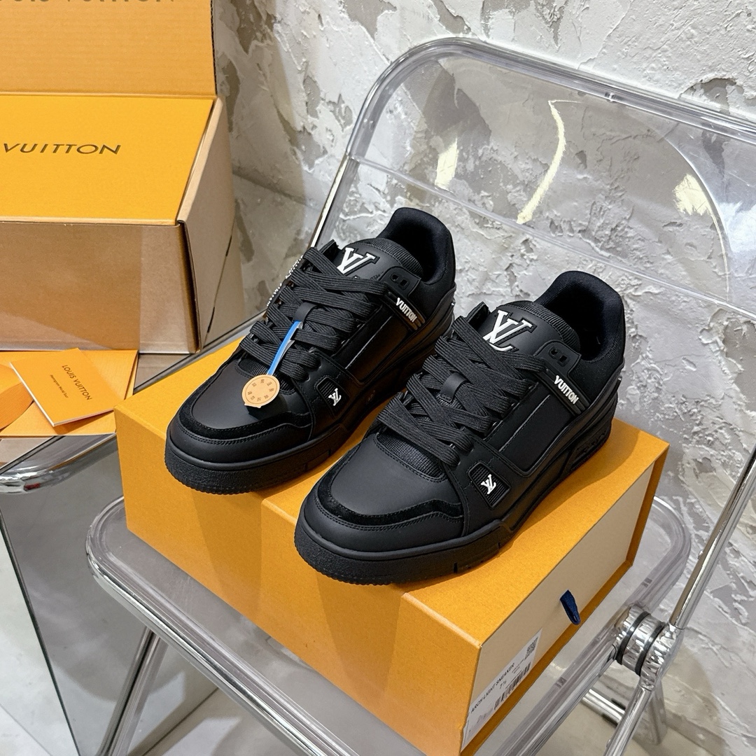 p690 2025新款新品上市🔥 🌹 LOUIS VUITTON | 🌼新款𝙇𝙤𝙪𝙞𝙨 𝙑𝙪𝙞𝙩𝙩𝙤✅𝐧𝐞𝐰💯情侣款
━━━━༺࿈ 𝑴𝑨𝑲𝑬 ࿈༻━━━━
充满未来感的运动鞋以弹力十足的拱形外底搭配醒目的大尺寸鞋舌logo与低帮构造,突显细腻的情侣风格。”所以,也是因为其形鞋底、轻盈设计而得名。
这款有着夸张外底、充满未来感的L* ARCHLIGHT运动鞋,如今算是红遍大江南北!LV鞋是公认最显腿细的美腿神器,巨百搭、轻盈舒适,经典的设计上脚立刻舒适百搭,着实圈了不少粉丝。
━━━━༺࿈ 𝑴𝑨 𝑰𝑵 ࿈༻━━━━
▪️面料:高时光磨砂牛皮多种原版混合面料
▪️内里:进口原版材料
▪️垫脚:原版材质
▪️大底:TPU 抽真空防滑底/耐黄底
▪️包装:全套专柜顶级原版包装
━━━━༺࿈ 𝑺 𝑰 𝒁 𝑬 ࿈༻━━━━
𝙎𝙞𝙯𝙚:女(35-40)男(39-45)