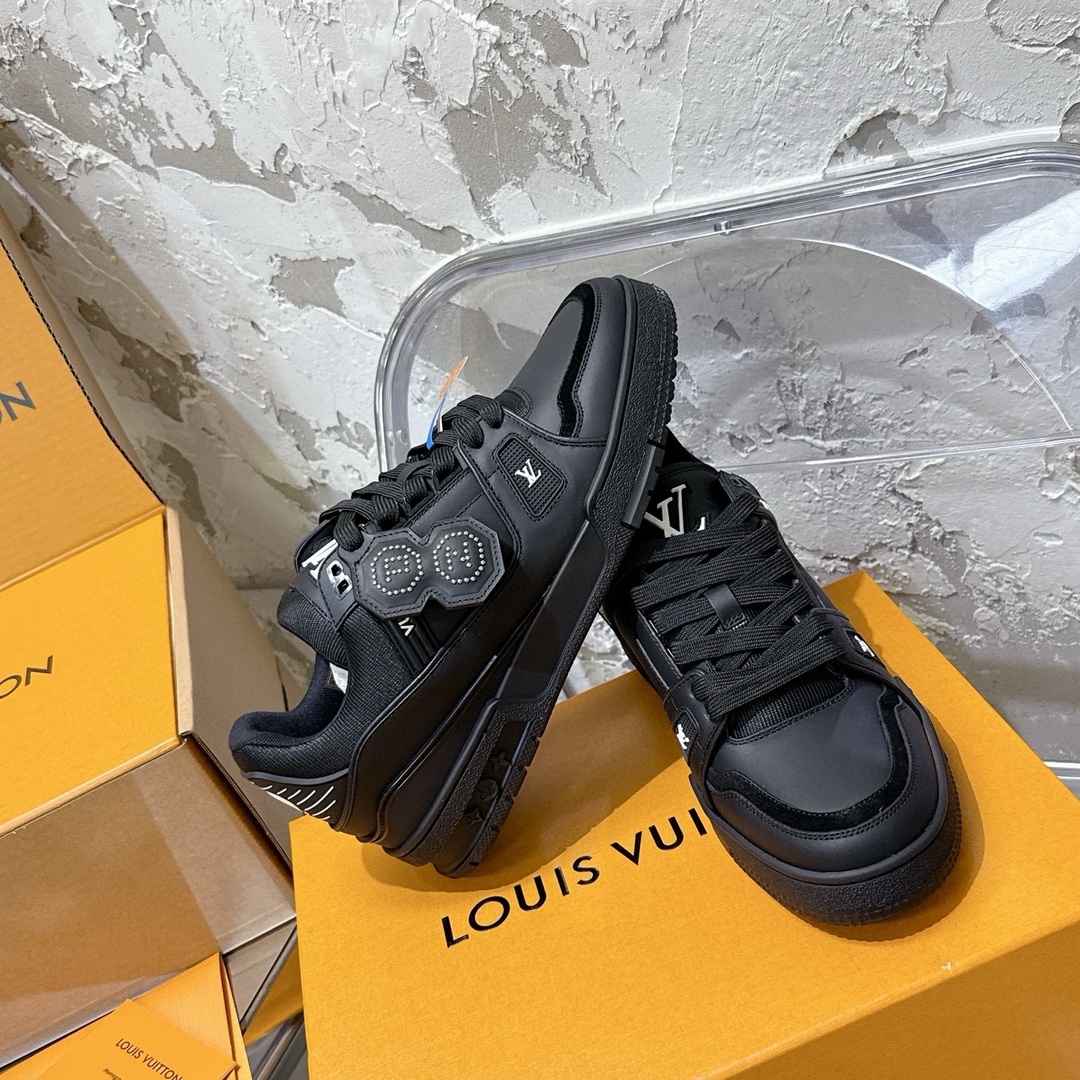 p690 2025新款新品上市🔥 🌹 LOUIS VUITTON | 🌼新款𝙇𝙤𝙪𝙞𝙨 𝙑𝙪𝙞𝙩𝙩𝙤✅𝐧𝐞𝐰💯情侣款
━━━━༺࿈ 𝑴𝑨𝑲𝑬 ࿈༻━━━━
充满未来感的运动鞋以弹力十足的拱形外底搭配醒目的大尺寸鞋舌logo与低帮构造,突显细腻的情侣风格。”所以,也是因为其形鞋底、轻盈设计而得名。
这款有着夸张外底、充满未来感的L* ARCHLIGHT运动鞋,如今算是红遍大江南北!LV鞋是公认最显腿细的美腿神器,巨百搭、轻盈舒适,经典的设计上脚立刻舒适百搭,着实圈了不少粉丝。
━━━━༺࿈ 𝑴𝑨 𝑰𝑵 ࿈༻━━━━
▪️面料:高时光磨砂牛皮多种原版混合面料
▪️内里:进口原版材料
▪️垫脚:原版材质
▪️大底:TPU 抽真空防滑底/耐黄底
▪️包装:全套专柜顶级原版包装
━━━━༺࿈ 𝑺 𝑰 𝒁 𝑬 ࿈༻━━━━
𝙎𝙞𝙯𝙚:女(35-40)男(39-45)