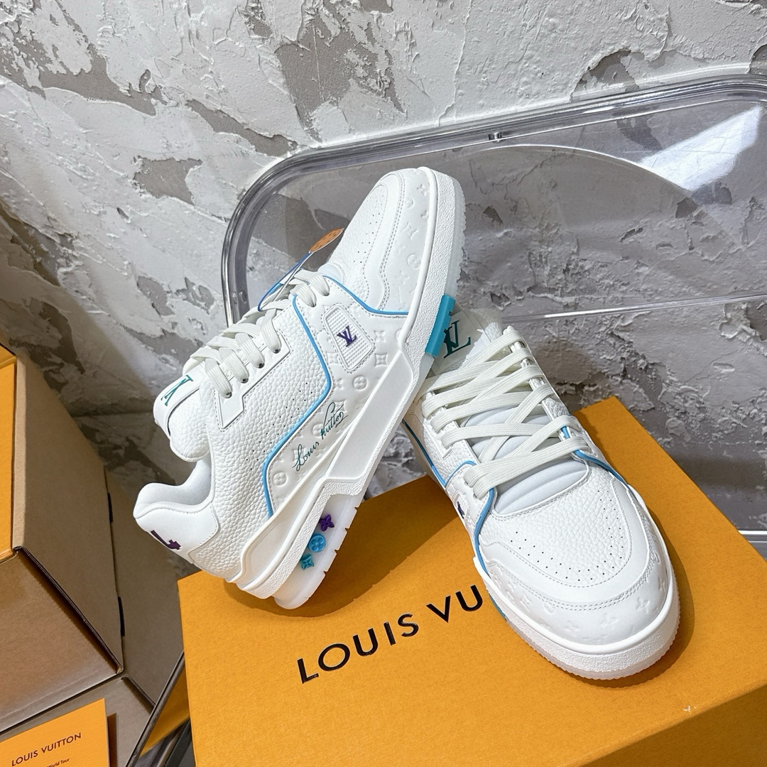 p690 2025新款新品上市🔥 🌹 LOUIS VUITTON | 🌼新款𝙇𝙤𝙪𝙞𝙨 𝙑𝙪𝙞𝙩𝙩𝙤✅𝐧𝐞𝐰💯情侣款
━━━━༺࿈ 𝑴𝑨𝑲𝑬 ࿈༻━━━━
充满未来感的运动鞋以弹力十足的拱形外底搭配醒目的大尺寸鞋舌logo与低帮构造，突显细腻的情侣风格。”所以，也是因为其形鞋底、轻盈设计而得名。
这款有着夸张外底、充满未来感的L* ARCHLIGHT运动鞋，如今算是红遍大江南北！LV鞋是公认最显腿细的美腿神器，巨百搭、轻盈舒适，经典的设计上脚立刻舒适百搭，着实圈了不少粉丝。
━━━━༺࿈ 𝑴𝑨 𝑰𝑵 ࿈༻━━━━
▪️面料：高时光磨砂牛皮多种原版混合面料
▪️内里：进口原版材料
▪️垫脚：原版材质
▪️大底：TPU 抽真空防滑底/耐黄底
▪️包装：全套专柜顶级原版包装
━━━━༺࿈ 𝑺 𝑰 𝒁 𝑬 ࿈༻━━━━
𝙎𝙞𝙯𝙚:女（35-40）男（39-45）
