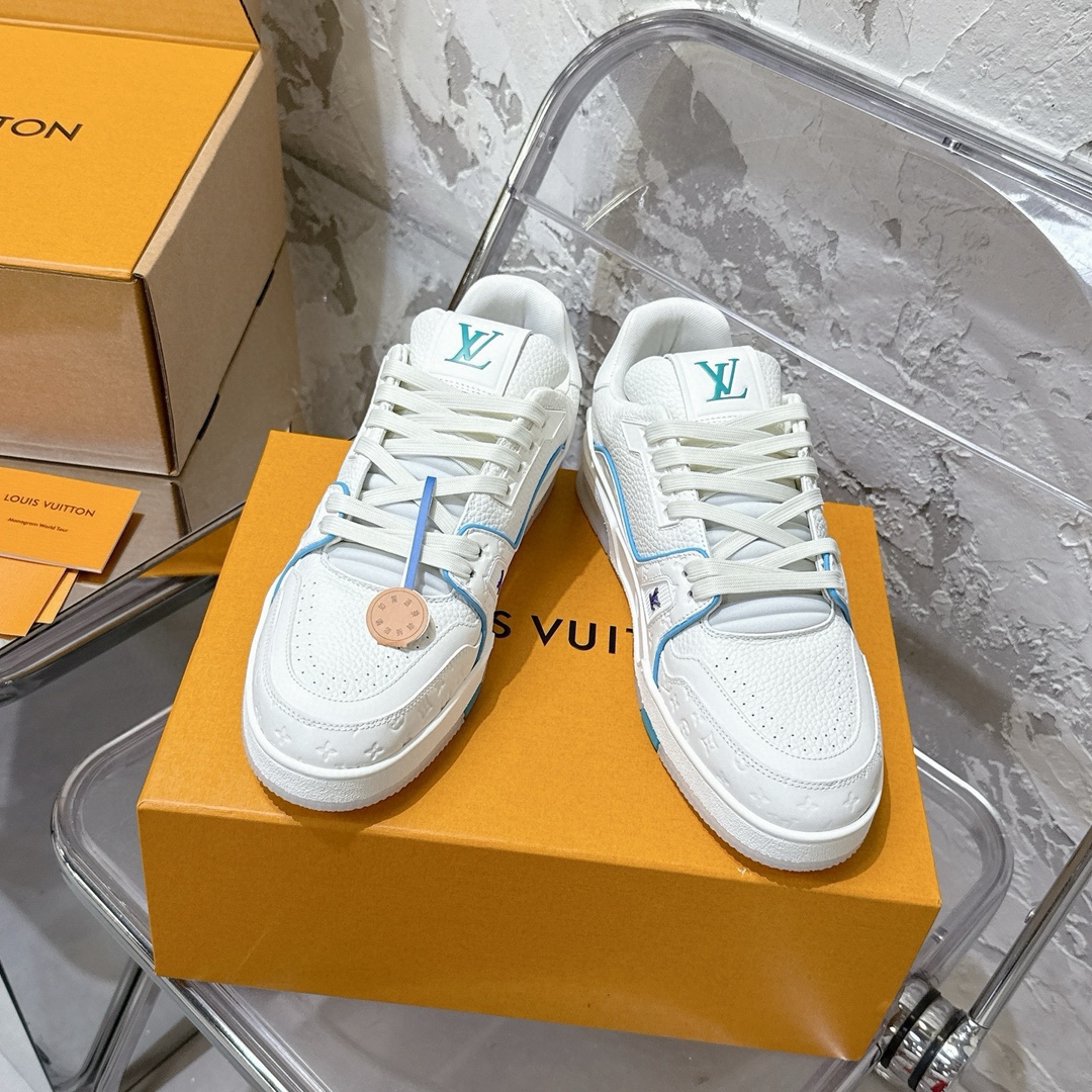 p690 2025新款新品上市🔥 🌹 LOUIS VUITTON | 🌼新款𝙇𝙤𝙪𝙞𝙨 𝙑𝙪𝙞𝙩𝙩𝙤✅𝐧𝐞𝐰💯情侣款
━━━━༺࿈ 𝑴𝑨𝑲𝑬 ࿈༻━━━━
充满未来感的运动鞋以弹力十足的拱形外底搭配醒目的大尺寸鞋舌logo与低帮构造，突显细腻的情侣风格。”所以，也是因为其形鞋底、轻盈设计而得名。
这款有着夸张外底、充满未来感的L* ARCHLIGHT运动鞋，如今算是红遍大江南北！LV鞋是公认最显腿细的美腿神器，巨百搭、轻盈舒适，经典的设计上脚立刻舒适百搭，着实圈了不少粉丝。
━━━━༺࿈ 𝑴𝑨 𝑰𝑵 ࿈༻━━━━
▪️面料：高时光磨砂牛皮多种原版混合面料
▪️内里：进口原版材料
▪️垫脚：原版材质
▪️大底：TPU 抽真空防滑底/耐黄底
▪️包装：全套专柜顶级原版包装
━━━━༺࿈ 𝑺 𝑰 𝒁 𝑬 ࿈༻━━━━
𝙎𝙞𝙯𝙚:女（35-40）男（39-45）