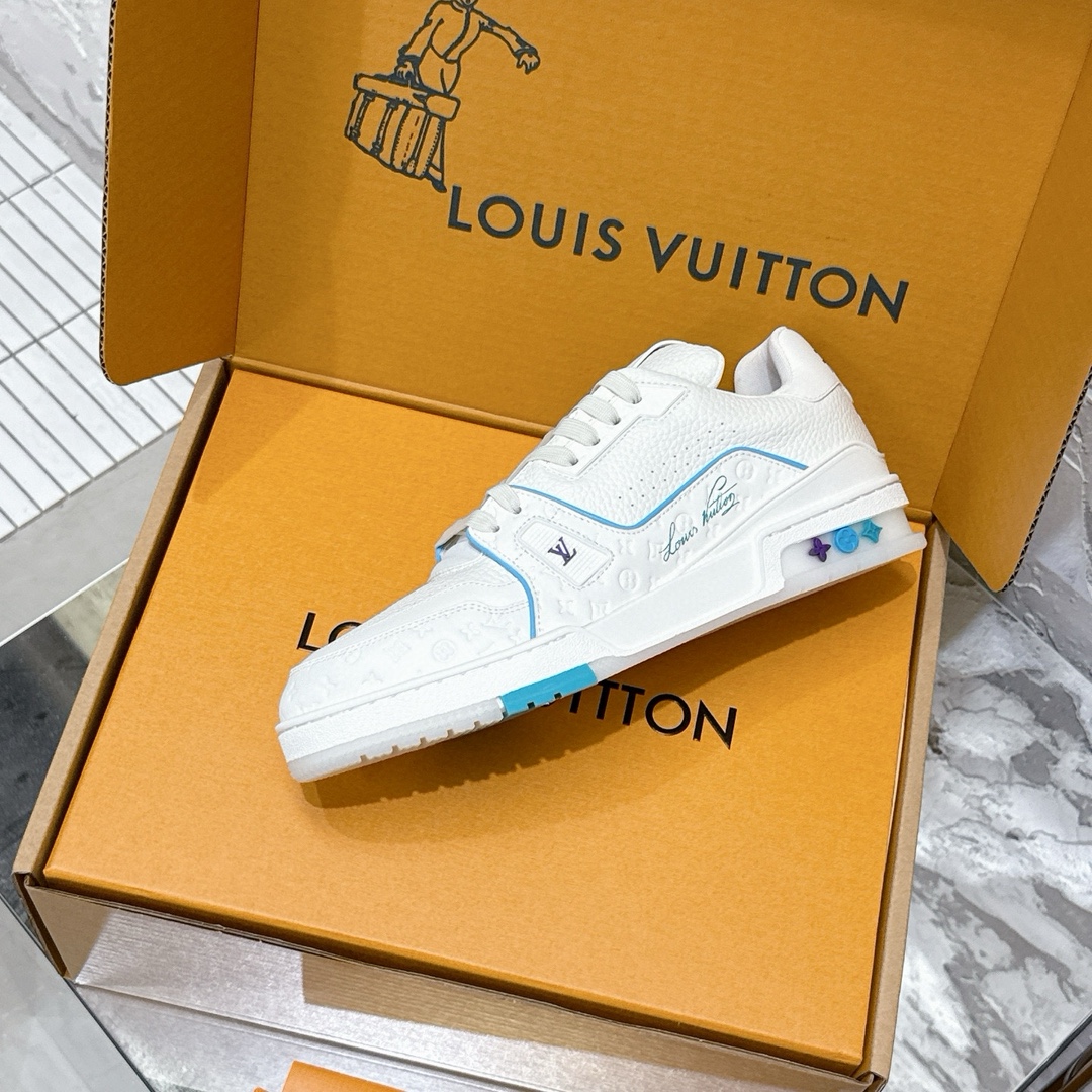 p690 2025新款新品上市🔥 🌹 LOUIS VUITTON | 🌼新款𝙇𝙤𝙪𝙞𝙨 𝙑𝙪𝙞𝙩𝙩𝙤✅𝐧𝐞𝐰💯情侣款
━━━━༺࿈ 𝑴𝑨𝑲𝑬 ࿈༻━━━━
充满未来感的运动鞋以弹力十足的拱形外底搭配醒目的大尺寸鞋舌logo与低帮构造，突显细腻的情侣风格。”所以，也是因为其形鞋底、轻盈设计而得名。
这款有着夸张外底、充满未来感的L* ARCHLIGHT运动鞋，如今算是红遍大江南北！LV鞋是公认最显腿细的美腿神器，巨百搭、轻盈舒适，经典的设计上脚立刻舒适百搭，着实圈了不少粉丝。
━━━━༺࿈ 𝑴𝑨 𝑰𝑵 ࿈༻━━━━
▪️面料：高时光磨砂牛皮多种原版混合面料
▪️内里：进口原版材料
▪️垫脚：原版材质
▪️大底：TPU 抽真空防滑底/耐黄底
▪️包装：全套专柜顶级原版包装
━━━━༺࿈ 𝑺 𝑰 𝒁 𝑬 ࿈༻━━━━
𝙎𝙞𝙯𝙚:女（35-40）男（39-45）