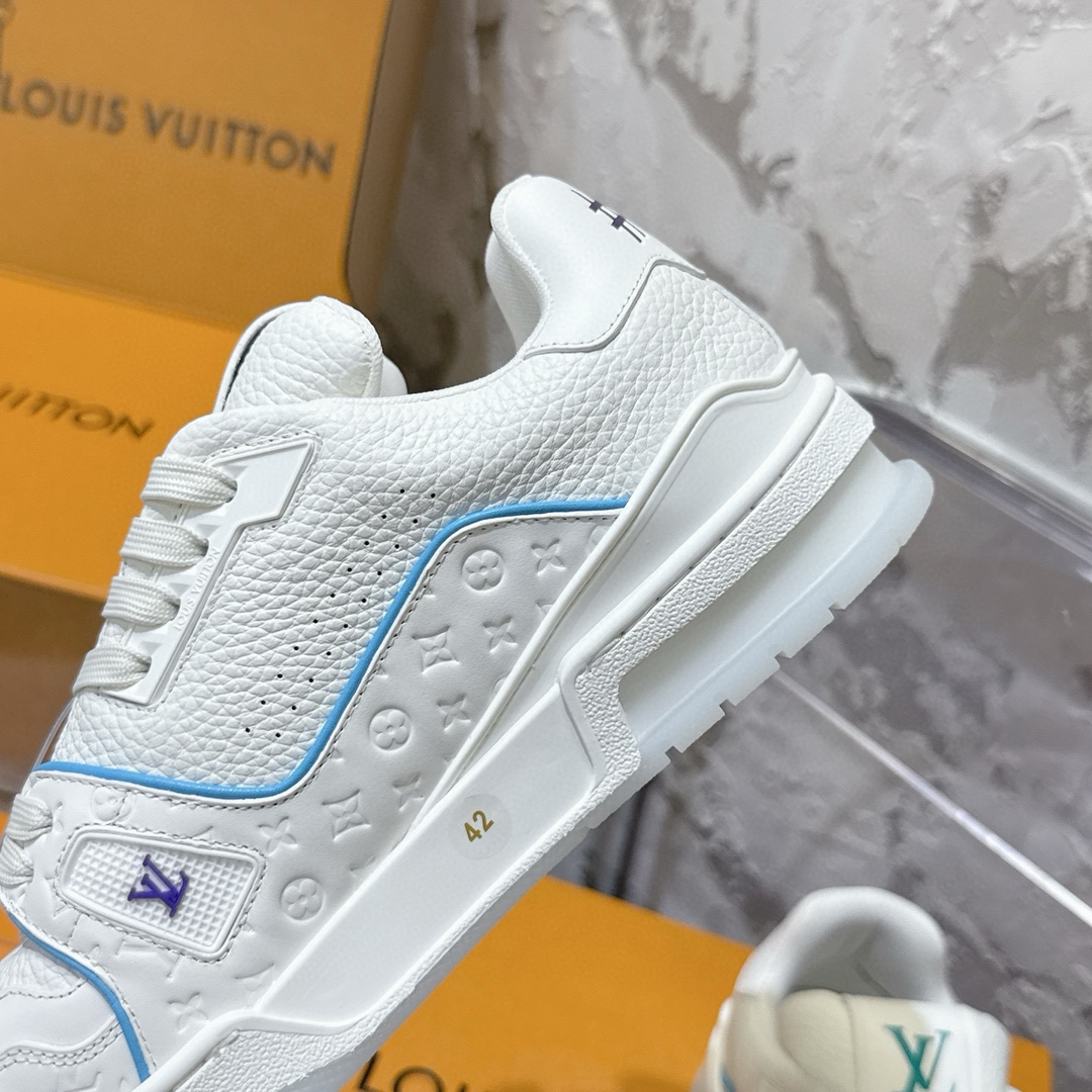 p690 2025新款新品上市🔥 🌹 LOUIS VUITTON | 🌼新款𝙇𝙤𝙪𝙞𝙨 𝙑𝙪𝙞𝙩𝙩𝙤✅𝐧𝐞𝐰💯情侣款
━━━━༺࿈ 𝑴𝑨𝑲𝑬 ࿈༻━━━━
充满未来感的运动鞋以弹力十足的拱形外底搭配醒目的大尺寸鞋舌logo与低帮构造，突显细腻的情侣风格。”所以，也是因为其形鞋底、轻盈设计而得名。
这款有着夸张外底、充满未来感的L* ARCHLIGHT运动鞋，如今算是红遍大江南北！LV鞋是公认最显腿细的美腿神器，巨百搭、轻盈舒适，经典的设计上脚立刻舒适百搭，着实圈了不少粉丝。
━━━━༺࿈ 𝑴𝑨 𝑰𝑵 ࿈༻━━━━
▪️面料：高时光磨砂牛皮多种原版混合面料
▪️内里：进口原版材料
▪️垫脚：原版材质
▪️大底：TPU 抽真空防滑底/耐黄底
▪️包装：全套专柜顶级原版包装
━━━━༺࿈ 𝑺 𝑰 𝒁 𝑬 ࿈༻━━━━
𝙎𝙞𝙯𝙚:女（35-40）男（39-45）