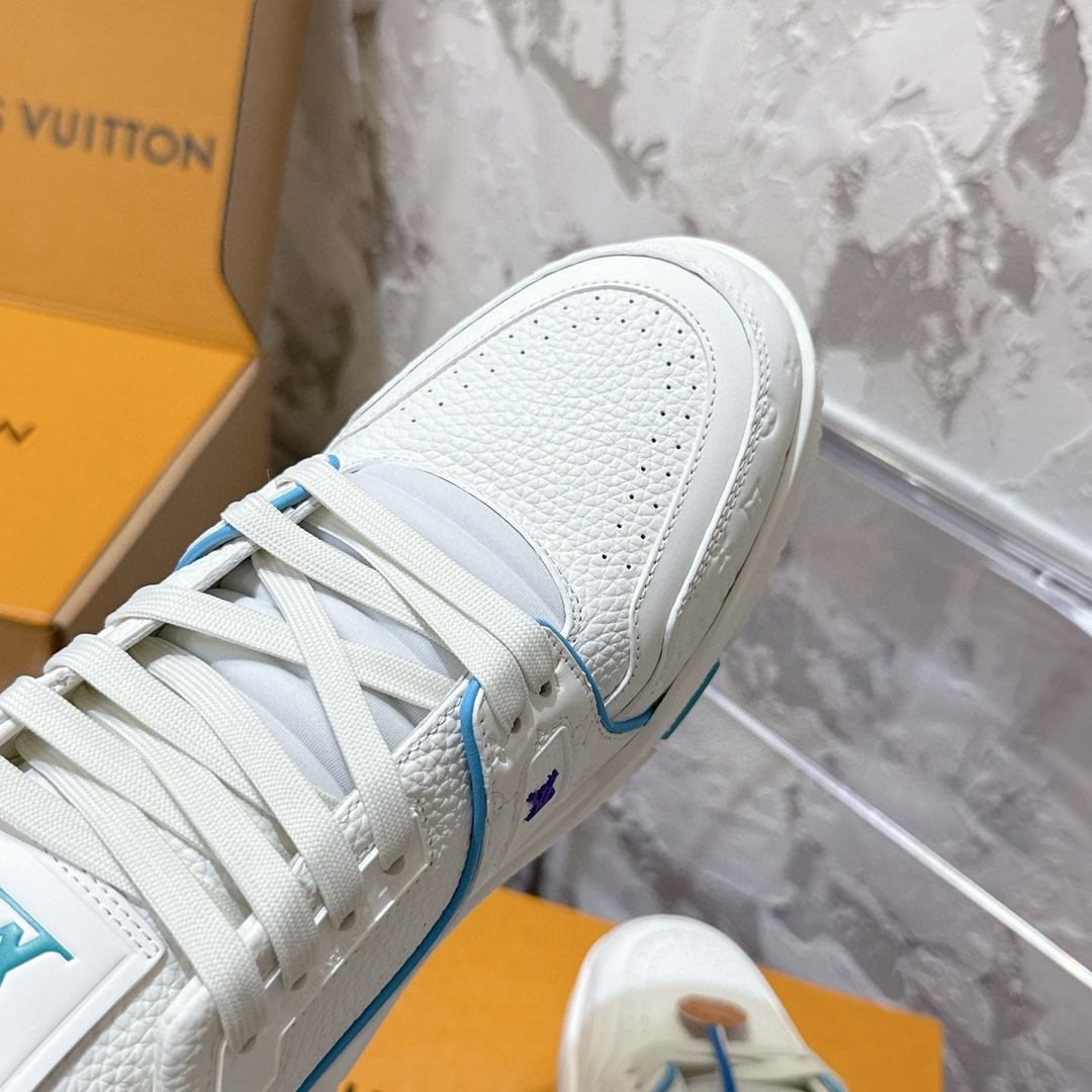 p690 2025新款新品上市🔥 🌹 LOUIS VUITTON | 🌼新款𝙇𝙤𝙪𝙞𝙨 𝙑𝙪𝙞𝙩𝙩𝙤✅𝐧𝐞𝐰💯情侣款
━━━━༺࿈ 𝑴𝑨𝑲𝑬 ࿈༻━━━━
充满未来感的运动鞋以弹力十足的拱形外底搭配醒目的大尺寸鞋舌logo与低帮构造，突显细腻的情侣风格。”所以，也是因为其形鞋底、轻盈设计而得名。
这款有着夸张外底、充满未来感的L* ARCHLIGHT运动鞋，如今算是红遍大江南北！LV鞋是公认最显腿细的美腿神器，巨百搭、轻盈舒适，经典的设计上脚立刻舒适百搭，着实圈了不少粉丝。
━━━━༺࿈ 𝑴𝑨 𝑰𝑵 ࿈༻━━━━
▪️面料：高时光磨砂牛皮多种原版混合面料
▪️内里：进口原版材料
▪️垫脚：原版材质
▪️大底：TPU 抽真空防滑底/耐黄底
▪️包装：全套专柜顶级原版包装
━━━━༺࿈ 𝑺 𝑰 𝒁 𝑬 ࿈༻━━━━
𝙎𝙞𝙯𝙚:女（35-40）男（39-45）
