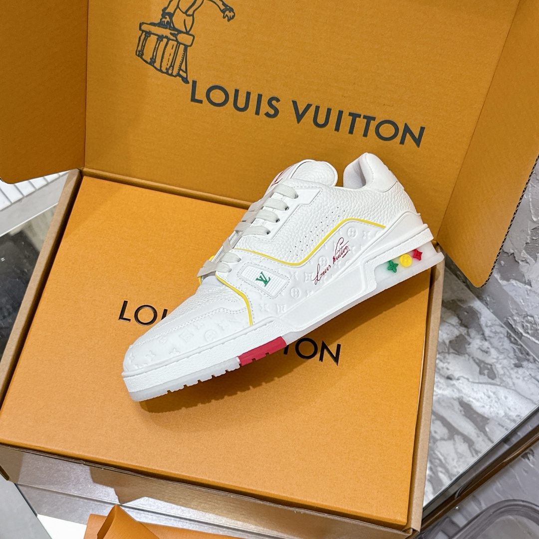 p690 2025新款新品上市🔥 🌹 LOUIS VUITTON | 🌼新款𝙇𝙤𝙪𝙞𝙨 𝙑𝙪𝙞𝙩𝙩𝙤✅𝐧𝐞𝐰💯情侣款
━━━━༺࿈ 𝑴𝑨𝑲𝑬 ࿈༻━━━━
充满未来感的运动鞋以弹力十足的拱形外底搭配醒目的大尺寸鞋舌logo与低帮构造,突显细腻的情侣风格。”所以,也是因为其形鞋底、轻盈设计而得名。
这款有着夸张外底、充满未来感的L* ARCHLIGHT运动鞋,如今算是红遍大江南北!LV鞋是公认最显腿细的美腿神器,巨百搭、轻盈舒适,经典的设计上脚立刻舒适百搭,着实圈了不少粉丝。
━━━━༺࿈ 𝑴𝑨 𝑰𝑵 ࿈༻━━━━
▪️面料:高时光磨砂牛皮多种原版混合面料
▪️内里:进口原版材料
▪️垫脚:原版材质
▪️大底:TPU 抽真空防滑底/耐黄底
▪️包装:全套专柜顶级原版包装
━━━━༺࿈ 𝑺 𝑰 𝒁 𝑬 ࿈༻━━━━
𝙎𝙞𝙯𝙚:女(35-40)男(39-45)