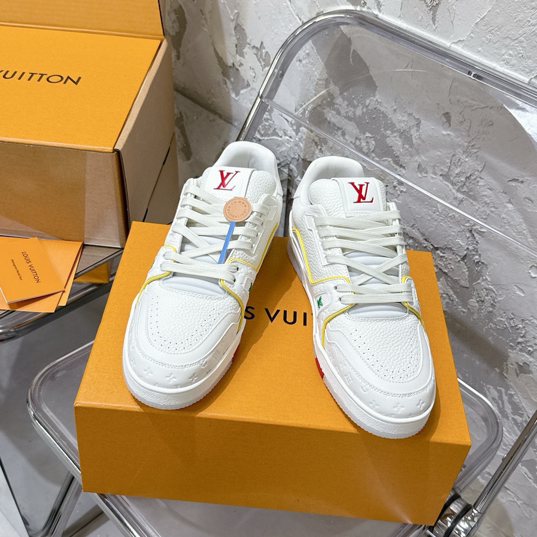 p690 2025新款新品上市🔥 🌹 LOUIS VUITTON | 🌼新款𝙇𝙤𝙪𝙞𝙨 𝙑𝙪𝙞𝙩𝙩𝙤✅𝐧𝐞𝐰💯情侣款
━━━━༺࿈ 𝑴𝑨𝑲𝑬 ࿈༻━━━━
充满未来感的运动鞋以弹力十足的拱形外底搭配醒目的大尺寸鞋舌logo与低帮构造,突显细腻的情侣风格。”所以,也是因为其形鞋底、轻盈设计而得名。
这款有着夸张外底、充满未来感的L* ARCHLIGHT运动鞋,如今算是红遍大江南北!LV鞋是公认最显腿细的美腿神器,巨百搭、轻盈舒适,经典的设计上脚立刻舒适百搭,着实圈了不少粉丝。
━━━━༺࿈ 𝑴𝑨 𝑰𝑵 ࿈༻━━━━
▪️面料:高时光磨砂牛皮多种原版混合面料
▪️内里:进口原版材料
▪️垫脚:原版材质
▪️大底:TPU 抽真空防滑底/耐黄底
▪️包装:全套专柜顶级原版包装
━━━━༺࿈ 𝑺 𝑰 𝒁 𝑬 ࿈༻━━━━
𝙎𝙞𝙯𝙚:女(35-40)男(39-45)