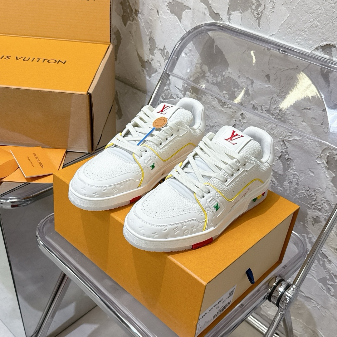p690 2025新款新品上市🔥 🌹 LOUIS VUITTON | 🌼新款𝙇𝙤𝙪𝙞𝙨 𝙑𝙪𝙞𝙩𝙩𝙤✅𝐧𝐞𝐰💯情侣款
━━━━༺࿈ 𝑴𝑨𝑲𝑬 ࿈༻━━━━
充满未来感的运动鞋以弹力十足的拱形外底搭配醒目的大尺寸鞋舌logo与低帮构造,突显细腻的情侣风格。”所以,也是因为其形鞋底、轻盈设计而得名。
这款有着夸张外底、充满未来感的L* ARCHLIGHT运动鞋,如今算是红遍大江南北!LV鞋是公认最显腿细的美腿神器,巨百搭、轻盈舒适,经典的设计上脚立刻舒适百搭,着实圈了不少粉丝。
━━━━༺࿈ 𝑴𝑨 𝑰𝑵 ࿈༻━━━━
▪️面料:高时光磨砂牛皮多种原版混合面料
▪️内里:进口原版材料
▪️垫脚:原版材质
▪️大底:TPU 抽真空防滑底/耐黄底
▪️包装:全套专柜顶级原版包装
━━━━༺࿈ 𝑺 𝑰 𝒁 𝑬 ࿈༻━━━━
𝙎𝙞𝙯𝙚:女(35-40)男(39-45)