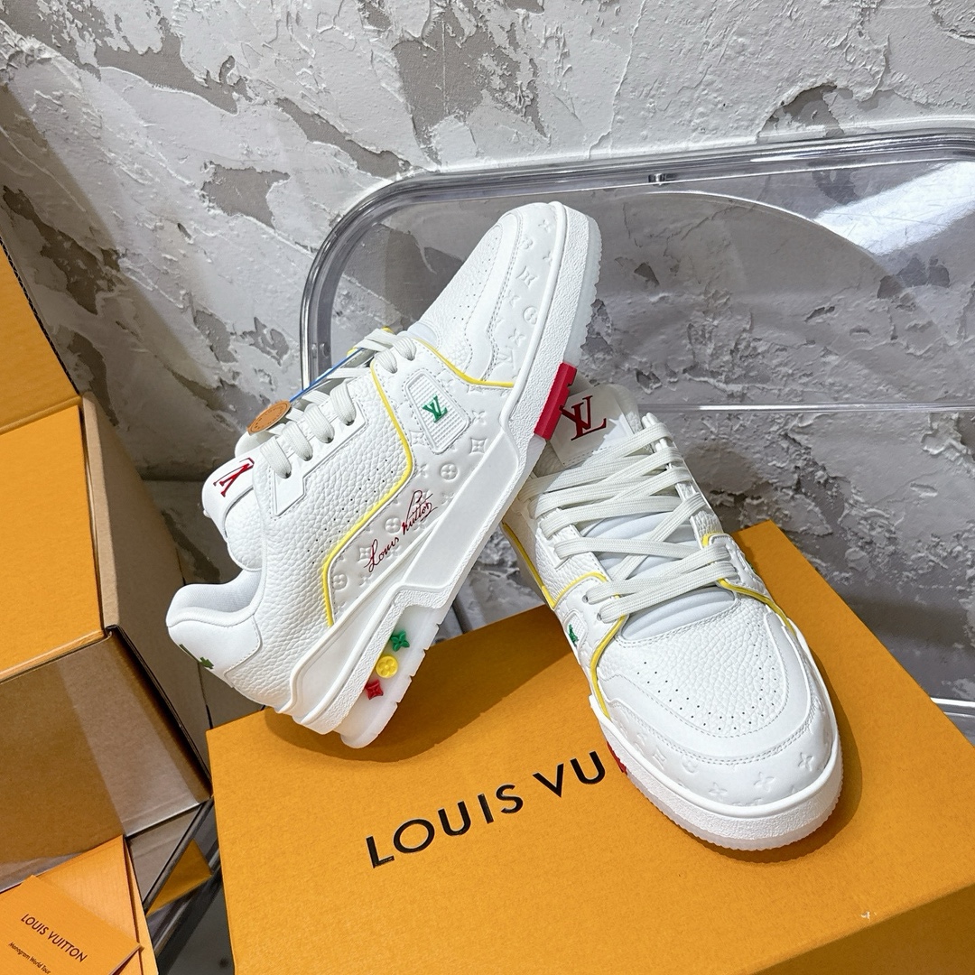 p690 2025新款新品上市🔥 🌹 LOUIS VUITTON | 🌼新款𝙇𝙤𝙪𝙞𝙨 𝙑𝙪𝙞𝙩𝙩𝙤✅𝐧𝐞𝐰💯情侣款
━━━━༺࿈ 𝑴𝑨𝑲𝑬 ࿈༻━━━━
充满未来感的运动鞋以弹力十足的拱形外底搭配醒目的大尺寸鞋舌logo与低帮构造,突显细腻的情侣风格。”所以,也是因为其形鞋底、轻盈设计而得名。
这款有着夸张外底、充满未来感的L* ARCHLIGHT运动鞋,如今算是红遍大江南北!LV鞋是公认最显腿细的美腿神器,巨百搭、轻盈舒适,经典的设计上脚立刻舒适百搭,着实圈了不少粉丝。
━━━━༺࿈ 𝑴𝑨 𝑰𝑵 ࿈༻━━━━
▪️面料:高时光磨砂牛皮多种原版混合面料
▪️内里:进口原版材料
▪️垫脚:原版材质
▪️大底:TPU 抽真空防滑底/耐黄底
▪️包装:全套专柜顶级原版包装
━━━━༺࿈ 𝑺 𝑰 𝒁 𝑬 ࿈༻━━━━
𝙎𝙞𝙯𝙚:女(35-40)男(39-45)
