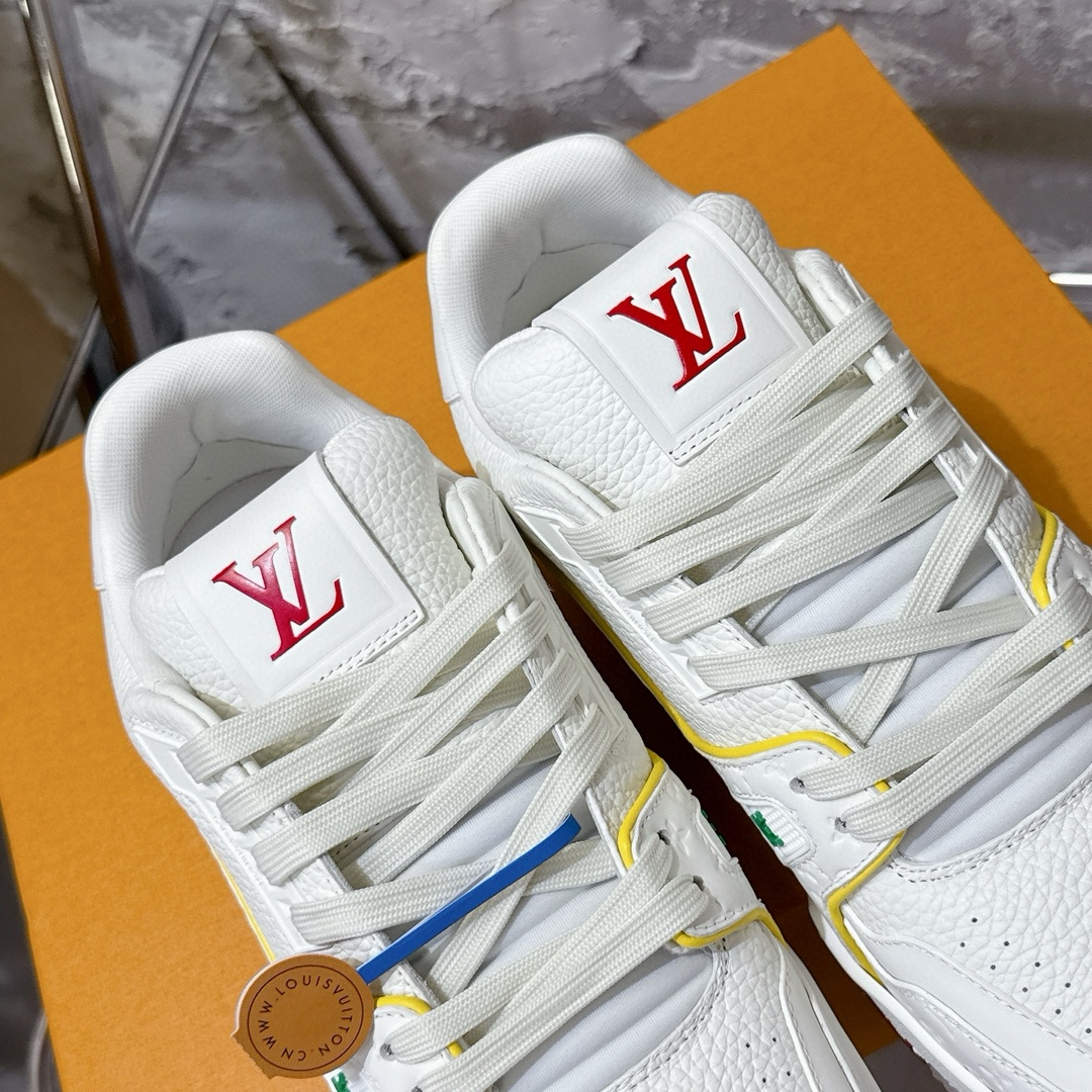 p690 2025新款新品上市🔥 🌹 LOUIS VUITTON | 🌼新款𝙇𝙤𝙪𝙞𝙨 𝙑𝙪𝙞𝙩𝙩𝙤✅𝐧𝐞𝐰💯情侣款
━━━━༺࿈ 𝑴𝑨𝑲𝑬 ࿈༻━━━━
充满未来感的运动鞋以弹力十足的拱形外底搭配醒目的大尺寸鞋舌logo与低帮构造,突显细腻的情侣风格。”所以,也是因为其形鞋底、轻盈设计而得名。
这款有着夸张外底、充满未来感的L* ARCHLIGHT运动鞋,如今算是红遍大江南北!LV鞋是公认最显腿细的美腿神器,巨百搭、轻盈舒适,经典的设计上脚立刻舒适百搭,着实圈了不少粉丝。
━━━━༺࿈ 𝑴𝑨 𝑰𝑵 ࿈༻━━━━
▪️面料:高时光磨砂牛皮多种原版混合面料
▪️内里:进口原版材料
▪️垫脚:原版材质
▪️大底:TPU 抽真空防滑底/耐黄底
▪️包装:全套专柜顶级原版包装
━━━━༺࿈ 𝑺 𝑰 𝒁 𝑬 ࿈༻━━━━
𝙎𝙞𝙯𝙚:女(35-40)男(39-45)