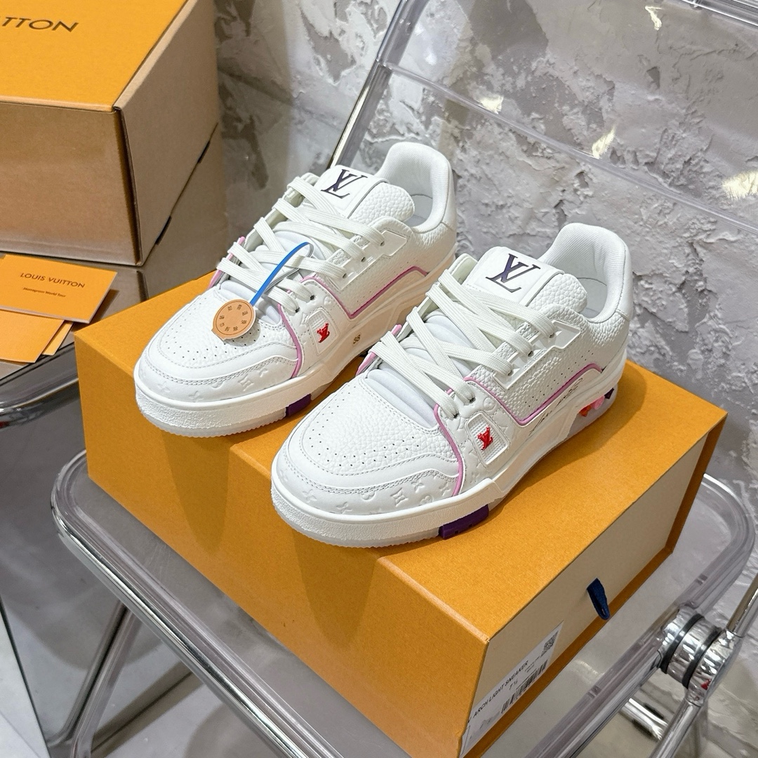 p690 2025新款新品上市🔥 🌹 LOUIS VUITTON | 🌼新款𝙇𝙤𝙪𝙞𝙨 𝙑𝙪𝙞𝙩𝙩𝙤✅𝐧𝐞𝐰💯情侣款
━━━━༺࿈ 𝑴𝑨𝑲𝑬 ࿈༻━━━━
充满未来感的运动鞋以弹力十足的拱形外底搭配醒目的大尺寸鞋舌logo与低帮构造,突显细腻的情侣风格。”所以,也是因为其形鞋底、轻盈设计而得名。
这款有着夸张外底、充满未来感的L* ARCHLIGHT运动鞋,如今算是红遍大江南北!LV鞋是公认最显腿细的美腿神器,巨百搭、轻盈舒适,经典的设计上脚立刻舒适百搭,着实圈了不少粉丝。
━━━━༺࿈ 𝑴𝑨 𝑰𝑵 ࿈༻━━━━
▪️面料:高时光磨砂牛皮多种原版混合面料
▪️内里:进口原版材料
▪️垫脚:原版材质
▪️大底:TPU 抽真空防滑底/耐黄底
▪️包装:全套专柜顶级原版包装
━━━━༺࿈ 𝑺 𝑰 𝒁 𝑬 ࿈༻━━━━
𝙎𝙞𝙯𝙚:女(35-40)男(39-45)