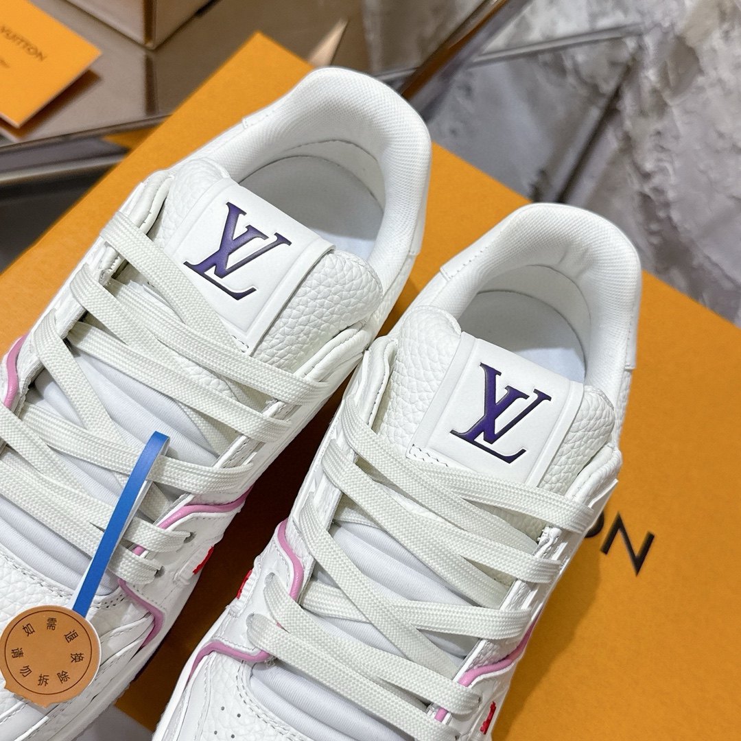 p690 2025新款新品上市🔥 🌹 LOUIS VUITTON | 🌼新款𝙇𝙤𝙪𝙞𝙨 𝙑𝙪𝙞𝙩𝙩𝙤✅𝐧𝐞𝐰💯情侣款
━━━━༺࿈ 𝑴𝑨𝑲𝑬 ࿈༻━━━━
充满未来感的运动鞋以弹力十足的拱形外底搭配醒目的大尺寸鞋舌logo与低帮构造,突显细腻的情侣风格。”所以,也是因为其形鞋底、轻盈设计而得名。
这款有着夸张外底、充满未来感的L* ARCHLIGHT运动鞋,如今算是红遍大江南北!LV鞋是公认最显腿细的美腿神器,巨百搭、轻盈舒适,经典的设计上脚立刻舒适百搭,着实圈了不少粉丝。
━━━━༺࿈ 𝑴𝑨 𝑰𝑵 ࿈༻━━━━
▪️面料:高时光磨砂牛皮多种原版混合面料
▪️内里:进口原版材料
▪️垫脚:原版材质
▪️大底:TPU 抽真空防滑底/耐黄底
▪️包装:全套专柜顶级原版包装
━━━━༺࿈ 𝑺 𝑰 𝒁 𝑬 ࿈༻━━━━
𝙎𝙞𝙯𝙚:女(35-40)男(39-45)