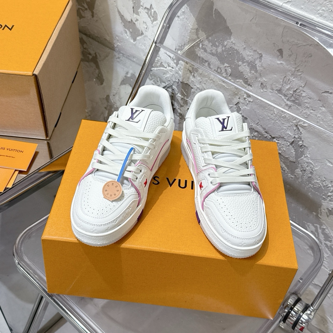 p690 2025新款新品上市🔥 🌹 LOUIS VUITTON | 🌼新款𝙇𝙤𝙪𝙞𝙨 𝙑𝙪𝙞𝙩𝙩𝙤✅𝐧𝐞𝐰💯情侣款
━━━━༺࿈ 𝑴𝑨𝑲𝑬 ࿈༻━━━━
充满未来感的运动鞋以弹力十足的拱形外底搭配醒目的大尺寸鞋舌logo与低帮构造,突显细腻的情侣风格。”所以,也是因为其形鞋底、轻盈设计而得名。
这款有着夸张外底、充满未来感的L* ARCHLIGHT运动鞋,如今算是红遍大江南北!LV鞋是公认最显腿细的美腿神器,巨百搭、轻盈舒适,经典的设计上脚立刻舒适百搭,着实圈了不少粉丝。
━━━━༺࿈ 𝑴𝑨 𝑰𝑵 ࿈༻━━━━
▪️面料:高时光磨砂牛皮多种原版混合面料
▪️内里:进口原版材料
▪️垫脚:原版材质
▪️大底:TPU 抽真空防滑底/耐黄底
▪️包装:全套专柜顶级原版包装
━━━━༺࿈ 𝑺 𝑰 𝒁 𝑬 ࿈༻━━━━
𝙎𝙞𝙯𝙚:女(35-40)男(39-45)