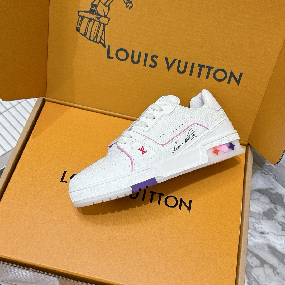 p690 2025新款新品上市🔥 🌹 LOUIS VUITTON | 🌼新款𝙇𝙤𝙪𝙞𝙨 𝙑𝙪𝙞𝙩𝙩𝙤✅𝐧𝐞𝐰💯情侣款
━━━━༺࿈ 𝑴𝑨𝑲𝑬 ࿈༻━━━━
充满未来感的运动鞋以弹力十足的拱形外底搭配醒目的大尺寸鞋舌logo与低帮构造,突显细腻的情侣风格。”所以,也是因为其形鞋底、轻盈设计而得名。
这款有着夸张外底、充满未来感的L* ARCHLIGHT运动鞋,如今算是红遍大江南北!LV鞋是公认最显腿细的美腿神器,巨百搭、轻盈舒适,经典的设计上脚立刻舒适百搭,着实圈了不少粉丝。
━━━━༺࿈ 𝑴𝑨 𝑰𝑵 ࿈༻━━━━
▪️面料:高时光磨砂牛皮多种原版混合面料
▪️内里:进口原版材料
▪️垫脚:原版材质
▪️大底:TPU 抽真空防滑底/耐黄底
▪️包装:全套专柜顶级原版包装
━━━━༺࿈ 𝑺 𝑰 𝒁 𝑬 ࿈༻━━━━
𝙎𝙞𝙯𝙚:女(35-40)男(39-45)