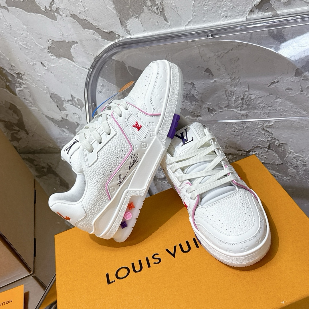 p690 2025新款新品上市🔥 🌹 LOUIS VUITTON | 🌼新款𝙇𝙤𝙪𝙞𝙨 𝙑𝙪𝙞𝙩𝙩𝙤✅𝐧𝐞𝐰💯情侣款
━━━━༺࿈ 𝑴𝑨𝑲𝑬 ࿈༻━━━━
充满未来感的运动鞋以弹力十足的拱形外底搭配醒目的大尺寸鞋舌logo与低帮构造,突显细腻的情侣风格。”所以,也是因为其形鞋底、轻盈设计而得名。
这款有着夸张外底、充满未来感的L* ARCHLIGHT运动鞋,如今算是红遍大江南北!LV鞋是公认最显腿细的美腿神器,巨百搭、轻盈舒适,经典的设计上脚立刻舒适百搭,着实圈了不少粉丝。
━━━━༺࿈ 𝑴𝑨 𝑰𝑵 ࿈༻━━━━
▪️面料:高时光磨砂牛皮多种原版混合面料
▪️内里:进口原版材料
▪️垫脚:原版材质
▪️大底:TPU 抽真空防滑底/耐黄底
▪️包装:全套专柜顶级原版包装
━━━━༺࿈ 𝑺 𝑰 𝒁 𝑬 ࿈༻━━━━
𝙎𝙞𝙯𝙚:女(35-40)男(39-45)