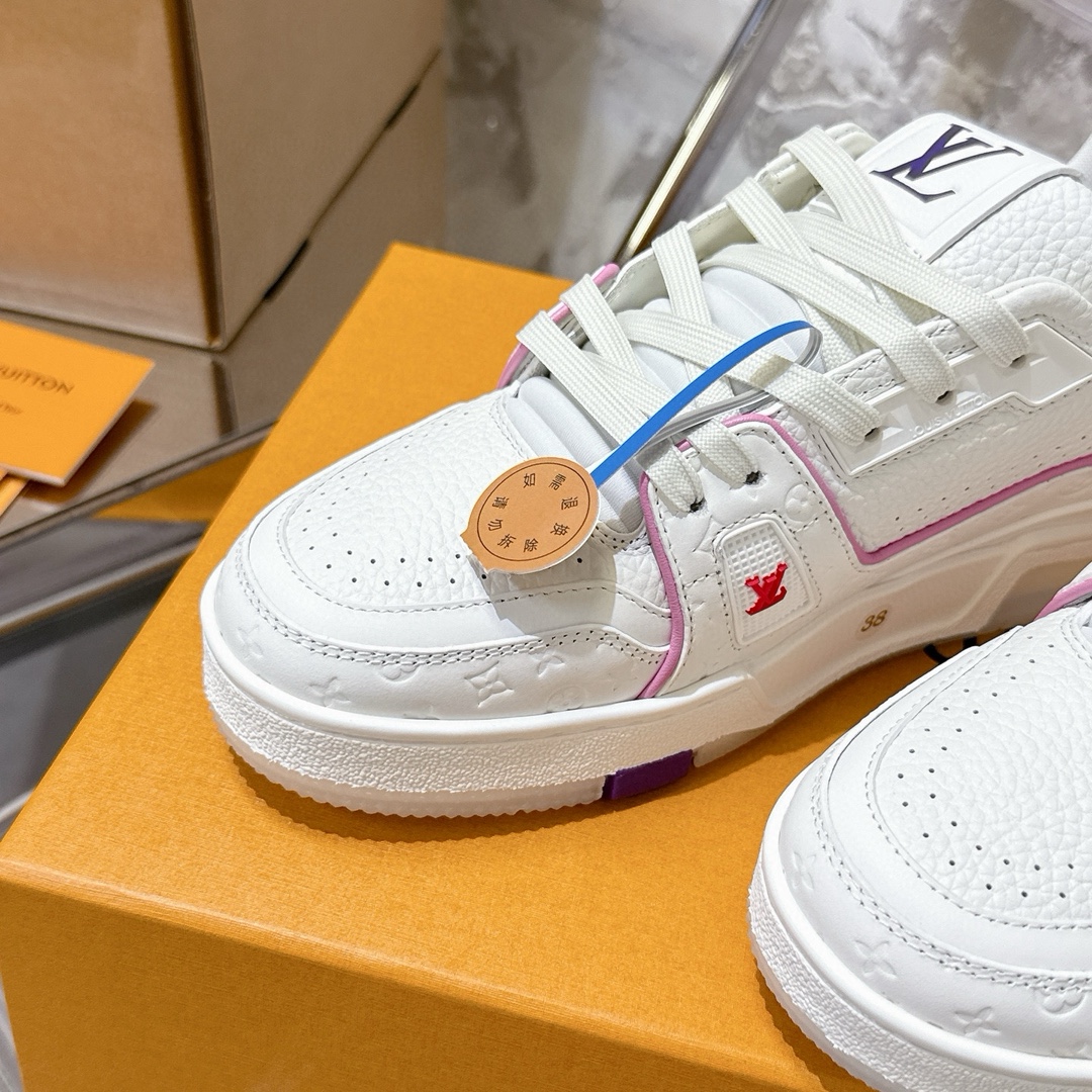 p690 2025新款新品上市🔥 🌹 LOUIS VUITTON | 🌼新款𝙇𝙤𝙪𝙞𝙨 𝙑𝙪𝙞𝙩𝙩𝙤✅𝐧𝐞𝐰💯情侣款
━━━━༺࿈ 𝑴𝑨𝑲𝑬 ࿈༻━━━━
充满未来感的运动鞋以弹力十足的拱形外底搭配醒目的大尺寸鞋舌logo与低帮构造,突显细腻的情侣风格。”所以,也是因为其形鞋底、轻盈设计而得名。
这款有着夸张外底、充满未来感的L* ARCHLIGHT运动鞋,如今算是红遍大江南北!LV鞋是公认最显腿细的美腿神器,巨百搭、轻盈舒适,经典的设计上脚立刻舒适百搭,着实圈了不少粉丝。
━━━━༺࿈ 𝑴𝑨 𝑰𝑵 ࿈༻━━━━
▪️面料:高时光磨砂牛皮多种原版混合面料
▪️内里:进口原版材料
▪️垫脚:原版材质
▪️大底:TPU 抽真空防滑底/耐黄底
▪️包装:全套专柜顶级原版包装
━━━━༺࿈ 𝑺 𝑰 𝒁 𝑬 ࿈༻━━━━
𝙎𝙞𝙯𝙚:女(35-40)男(39-45)