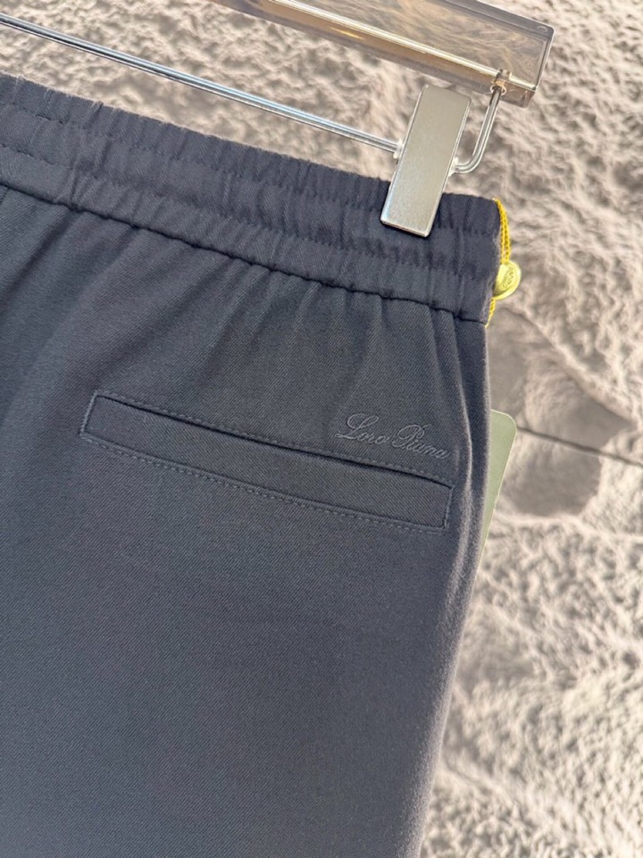 Luxurious Men’s Wool Shorts: Loro Piana Noyoa L2025s, Classic Elegance in Fashion Styles - 图片 8