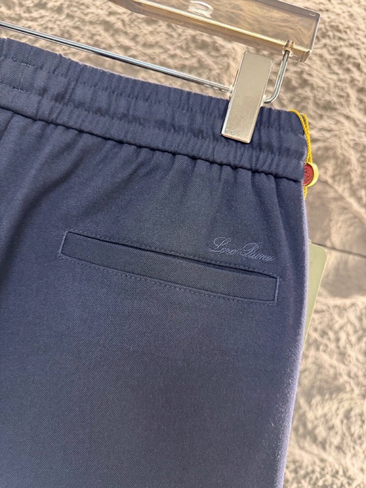 Luxurious Men’s Wool Shorts by Loro Piana: Classic Elegance in Fashion Styles - 图片 8