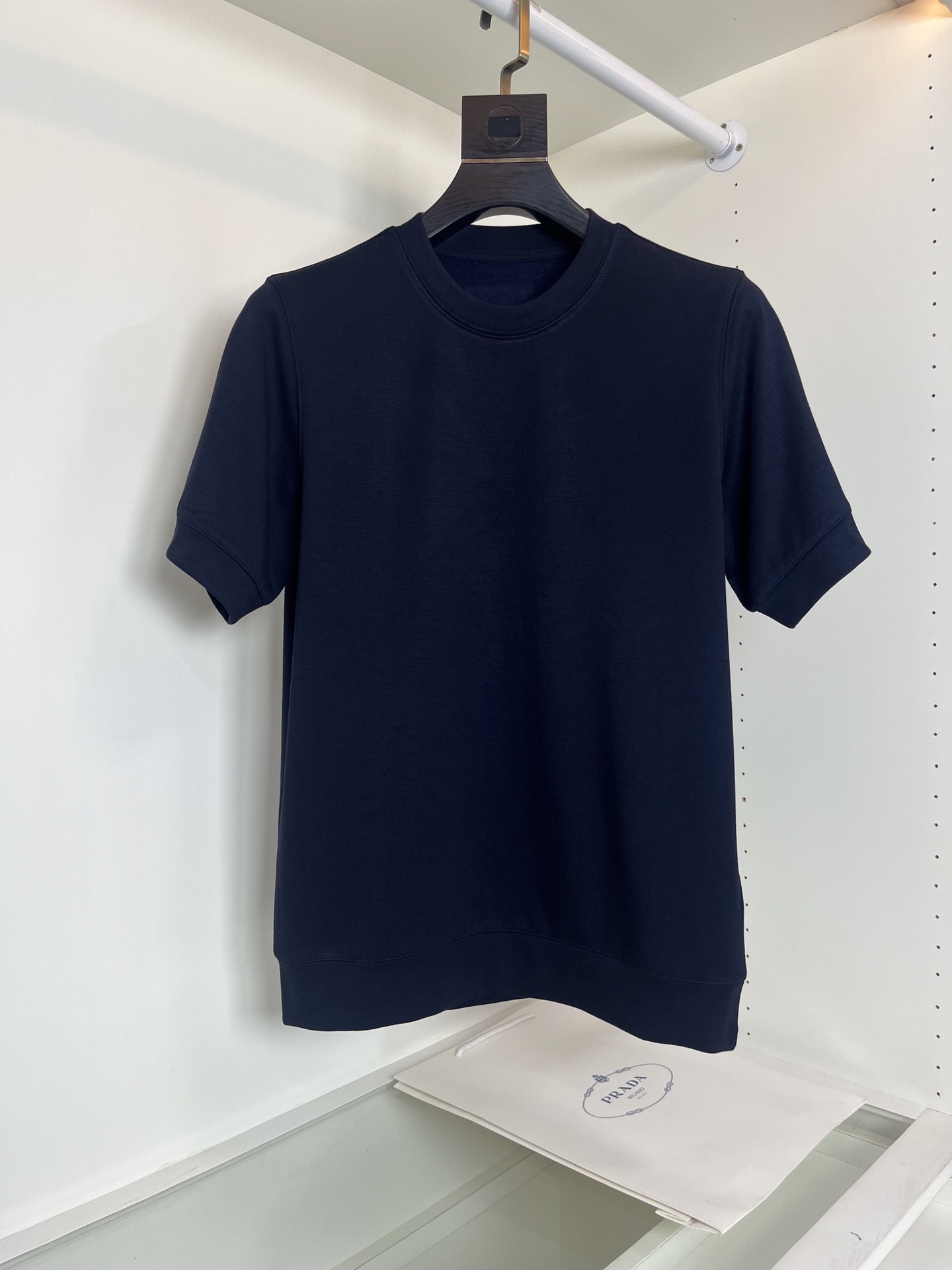 NO:504633,PR*DA, Pu*da 2025 autumn and winter models are popular every year, a must-have for the wardrobe! Baby-like skin touch, modal cashmere base shirt short-sleeved T-padded!  You can tell it is very soft when you buy it. The back collar is decorated with a triangle seal. The surface has a modal texture and a cashmere soft inside. It feels very good for the upper body to have a skin-friendly feeling!  !  The fabric has good elasticity, comfort and breathability, slim and slim while being unrestrained, with a rich three-dimensional feeling. Good craftsmanship, good fabric, good style, makes this dress more profound and high-end. More fashionable. This one can not only be worn inside, but also will not look monotonous when worn alone. Color: royal blue, code number M-3XL, try on 172-148, wear L size, T-shirt, alexander wang19860909PR*DA,普*达 2025秋冬款 年年爆款,衣橱必备!婴儿般肌肤触感,莫代尔羊绒打底衫短袖T桖！入手便知非常柔软,后领三角章装饰 表面有着莫代尔的肌理 内里有些羊绒的柔软 上身亲肤感极好！！面料带有很好的弹力,舒适透气 修身显瘦的同时又无束缚感,有着丰富的立体感.好工艺 好面料 好版型 让这件衣服更有深度和高档 穿搭上多一份时 尚,这款不仅可以内搭打底,单穿亦不会显得单调,颜色 宝蓝色 码数M-3XL 试穿 172-148 穿L码,,T-shirt,alexander wang,Men's clothing