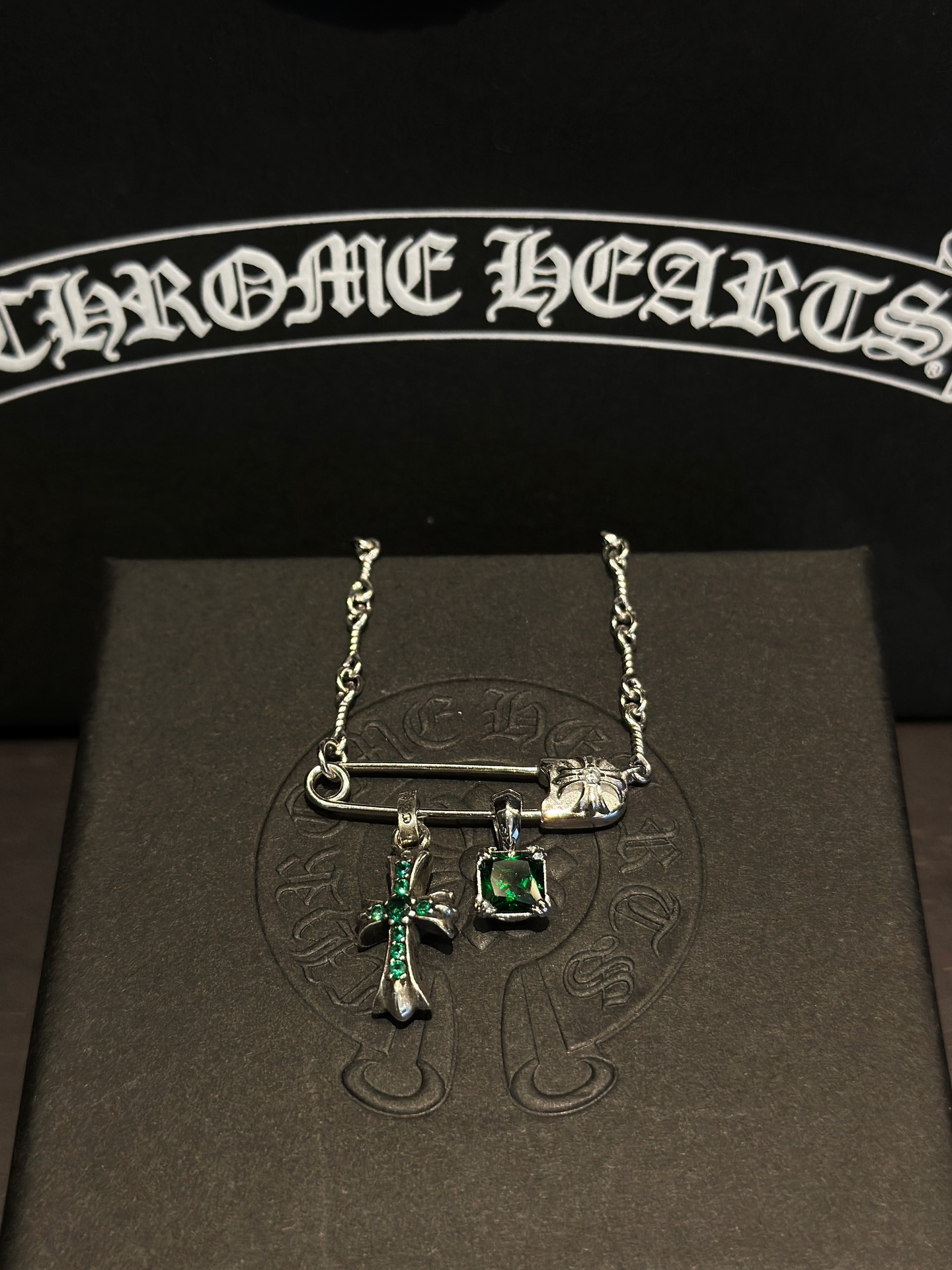 NO:575517,Chrome Hearts Pin Cross Platinum Plated Green Sugar Cube Necklace Paired with the new Sugar Cube Green Diamond Green Diamond Small Cross The upper body effect is excellent. A must-have necklace for summer size 45.55cm, fine jewelry, chrome hearts,necklace19860909克罗心 别针十字架镀白金绿方糖项链 搭配新款方糖绿钻 绿钻小十字架 上身效果极佳 夏日必搭项链 size45.55cm,饰品精品,chrome hearts,necklace,Jewelry