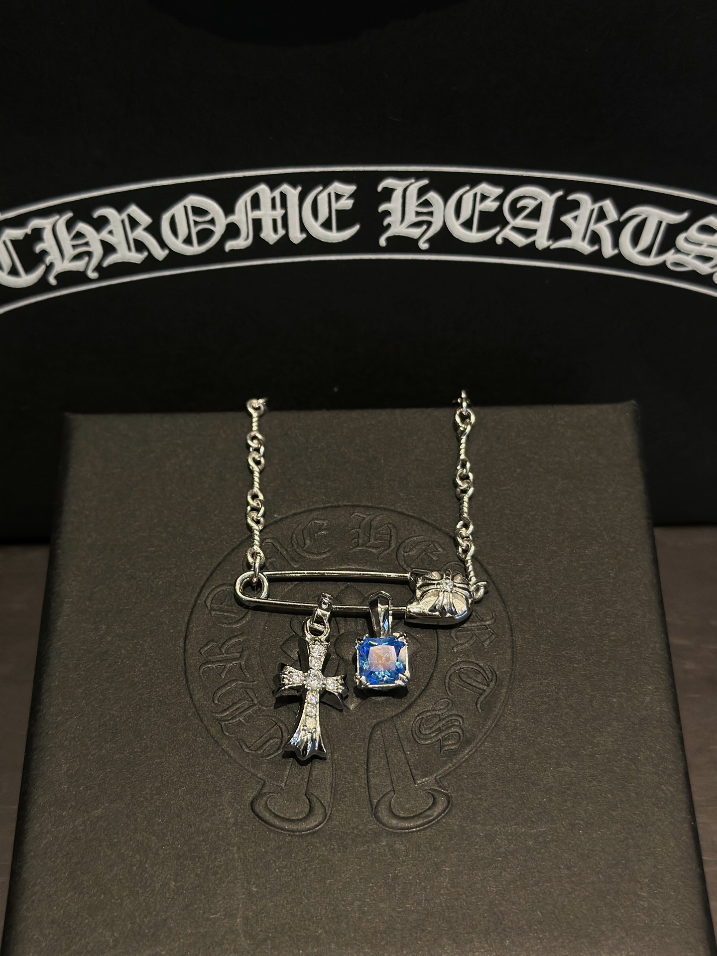NO:582921,Chrome Hearts Pin Cross Platinum Plated Sugar Cube Necklace Paired with the new Sugar Cube Blue Diamond White Diamond Small Cross The upper body effect is excellent. A must-have necklace for summer size 45.55cm, fine jewelry, chrome hearts, necklace19860909克罗心 别针十字架镀白金方糖项链 搭配新款方糖蓝钻 白钻小十字架 上身效果极佳 夏日必搭项链 size45.55cm,饰品精品,chrome hearts,necklace,Jewelry