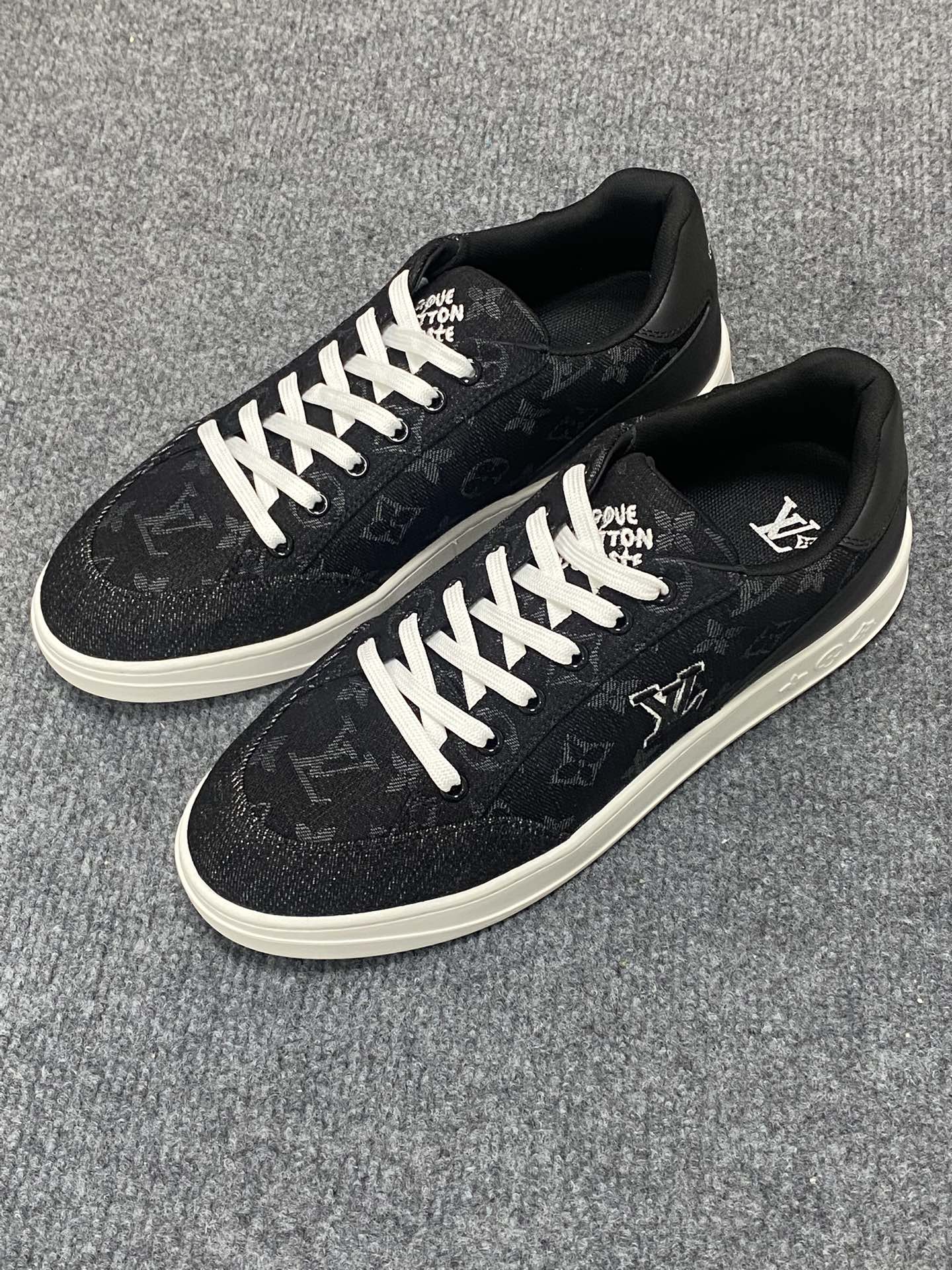 NO:350913,(All high-end boutique cowhide lining) LV latest genuine leather business suit shoes are on the market simultaneously, imported from Italy, first layer cowhide is made of one-to-one, 1:1 (anti-slip, wear-resistant rubber sole). It is versatile in dressing, high-end and classy, ​​and the color combination is extraordinary. This four-season model is charming when worn on the feet and shows the temperament of the big brand. Standard code 39/44 can be ordered 38..45.46.,,louis vuitton, business suit, cowhide19860909（全高端精品牛皮内里）LV最新真皮商务西装鞋官网同步上市,意大利进口 头层牛皮一比一重金打造,官网1:1 (防滑耐磨橡胶大底) .穿着百搭,高档不失档次,彩色搭配气度不凡.此款四季款,穿在脚上魅力四射尽显大牌气质.标准码39/44可订38..45.46.,,louis vuitton,business suit,cowhide,Men's shoes