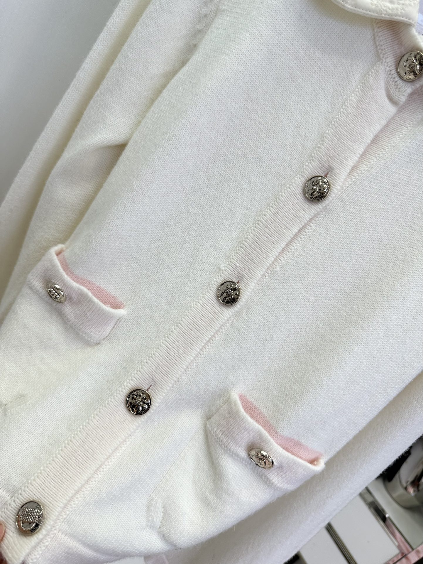 Chanel-Style Knit Cardigan: Elegant, Girlish Design with Exquisite Details 7 i1754546411 9226 5