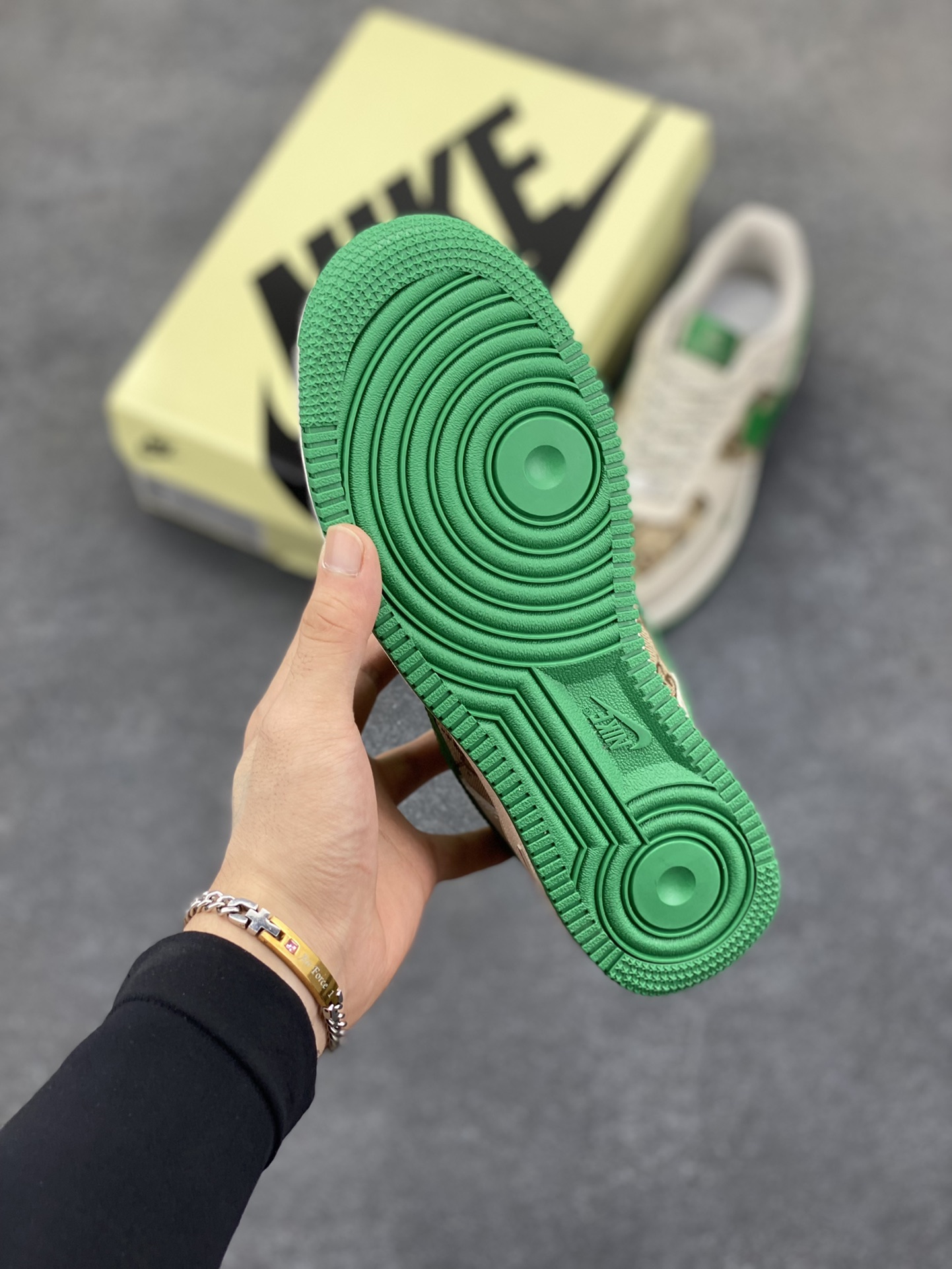 图片[5]-Nike Air Force 1 Low 空军一号低帮百搭休闲运动板鞋。柔软、弹性十足的缓震性能和出色的中底设计，横跨复古与现代的外型结合，造就出风靡全球三十多年的Force 1，直到今天还深受青睐。 货号：LW9279-003 尺码：36 36.5 37.5 38 38.5 39 40 40.5 41 42 42.5 43 44 44.5 45-选品中心