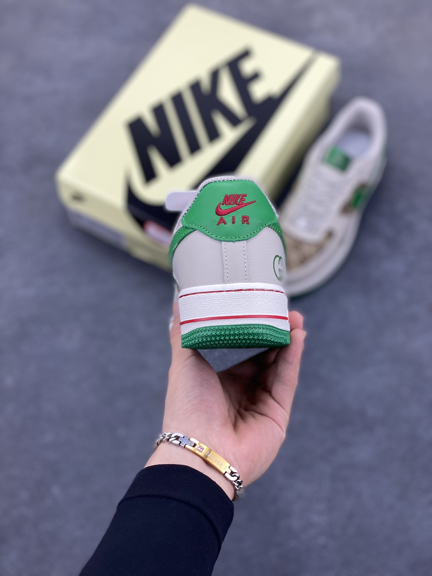 图片[4]-Nike Air Force 1 Low 空军一号低帮百搭休闲运动板鞋。柔软、弹性十足的缓震性能和出色的中底设计，横跨复古与现代的外型结合，造就出风靡全球三十多年的Force 1，直到今天还深受青睐。 货号：LW9279-003 尺码：36 36.5 37.5 38 38.5 39 40 40.5 41 42 42.5 43 44 44.5 45-选品中心